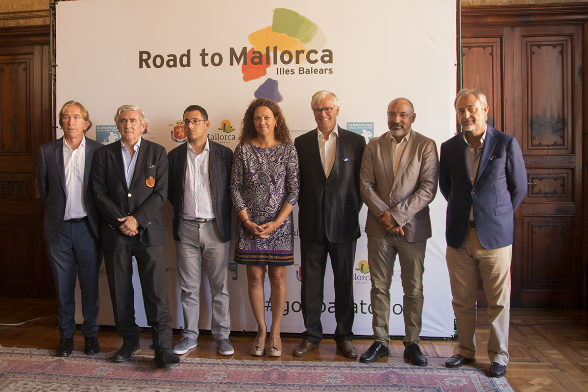 Autoridades y representantes de la organización del circuito de golf.