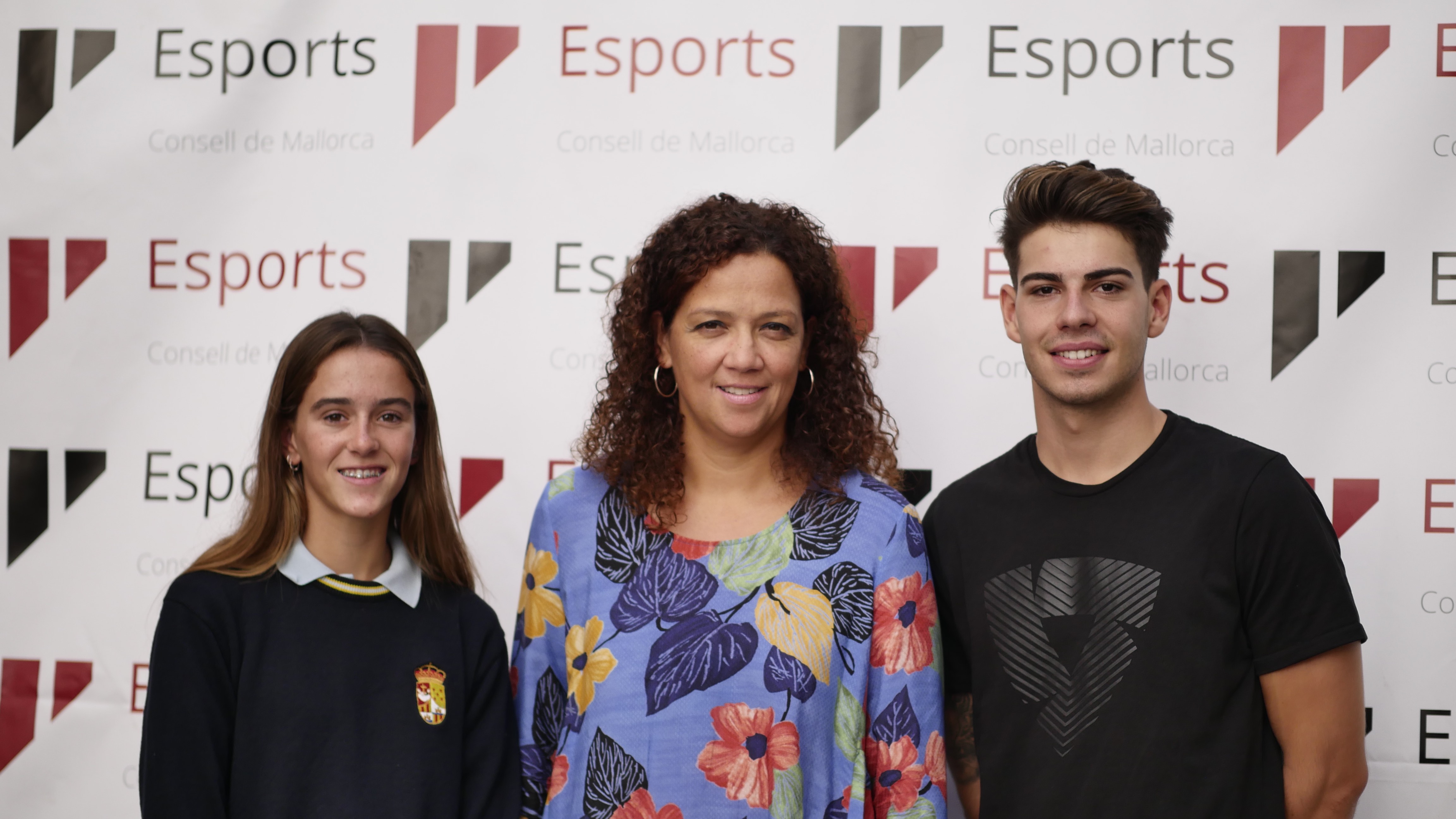 La presidenta Catalina Cladera amb Maria Perelló i Augusto Fernández.