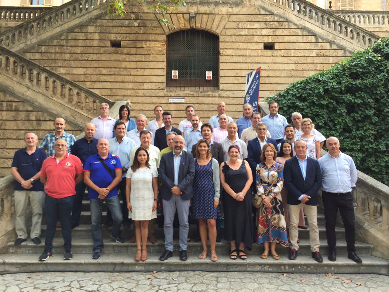 El conseller executiu Andreu Serra i la directora insular Marga Portells amb els presidents de les federacions esportives