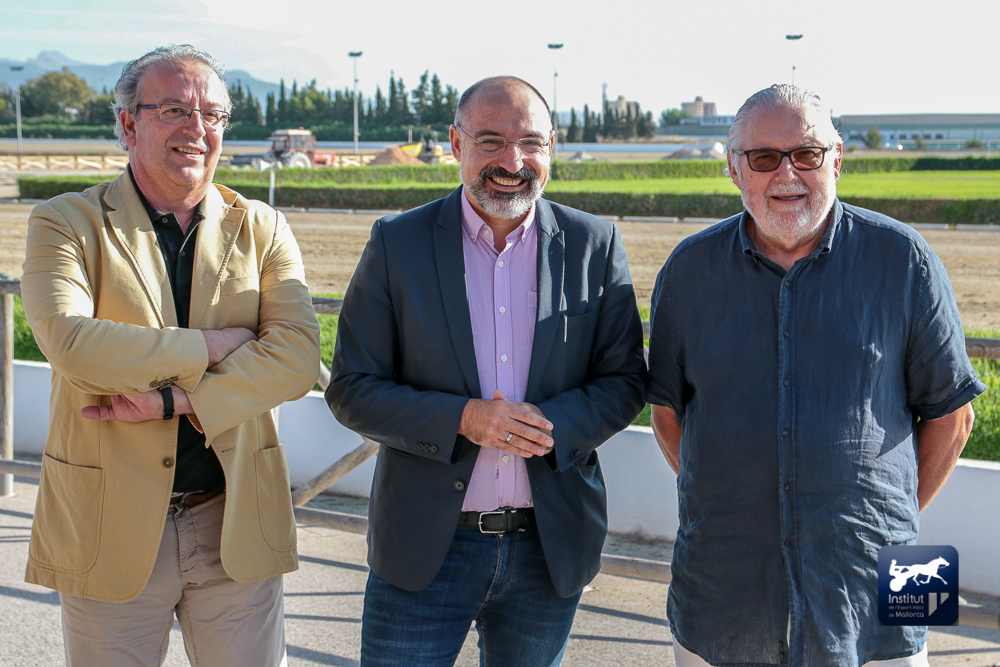 El conseller de Turisme i Esports, Andreu Serra, el president de l’Institut de l’Esport Hípic de Mallorca, Lluís Socias, i el seu homònim de la Federación Española de Carreras de Trote, Joan Llabata.