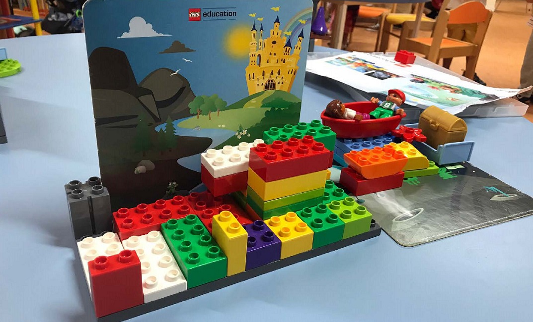 Els infants aprenen a construir un conte amb peces de Lego