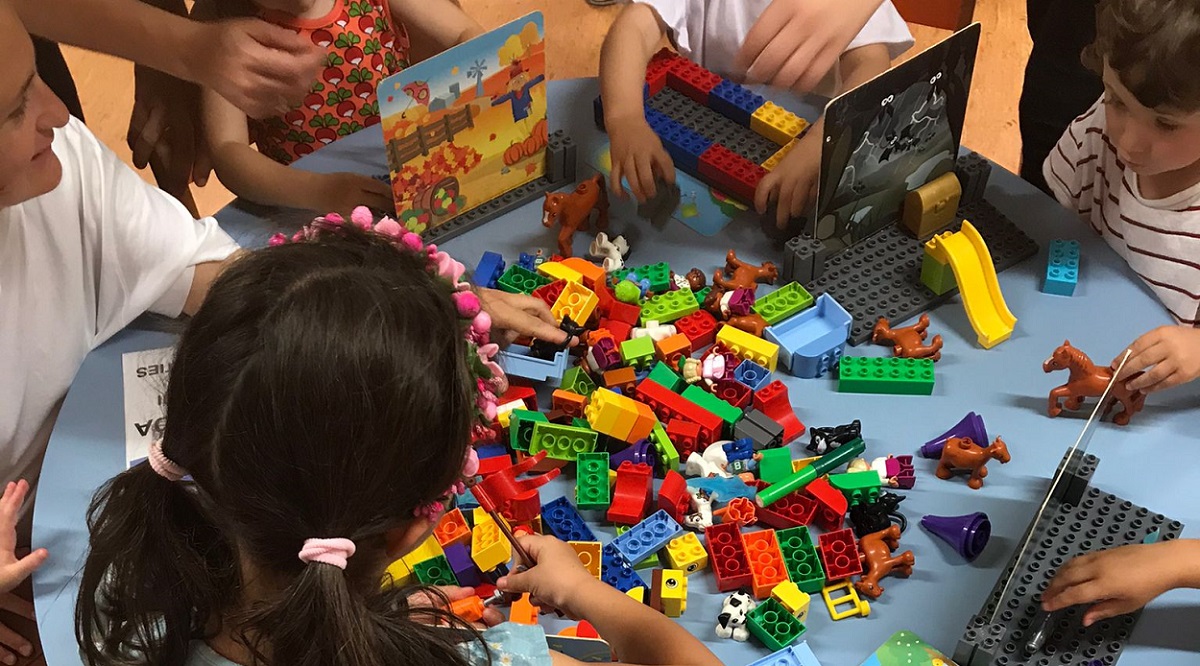 Els infants aprenen a construir un conte amb peces de Lego
