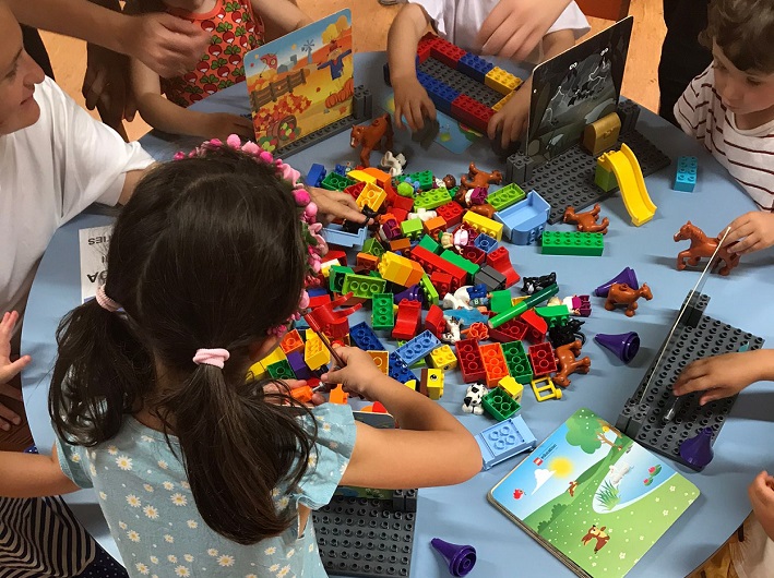Els infants aprenen a construir un conte amb peces de Lego