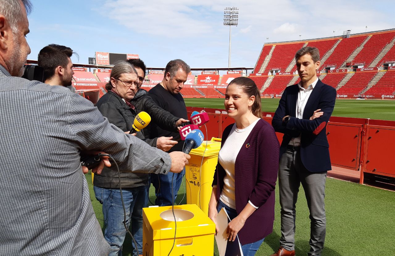 La vicepresidenta  segona i consellera de Sostenibilitat i Medi Ambient, Aurora Ribot, a l'estadi de Son Moix.