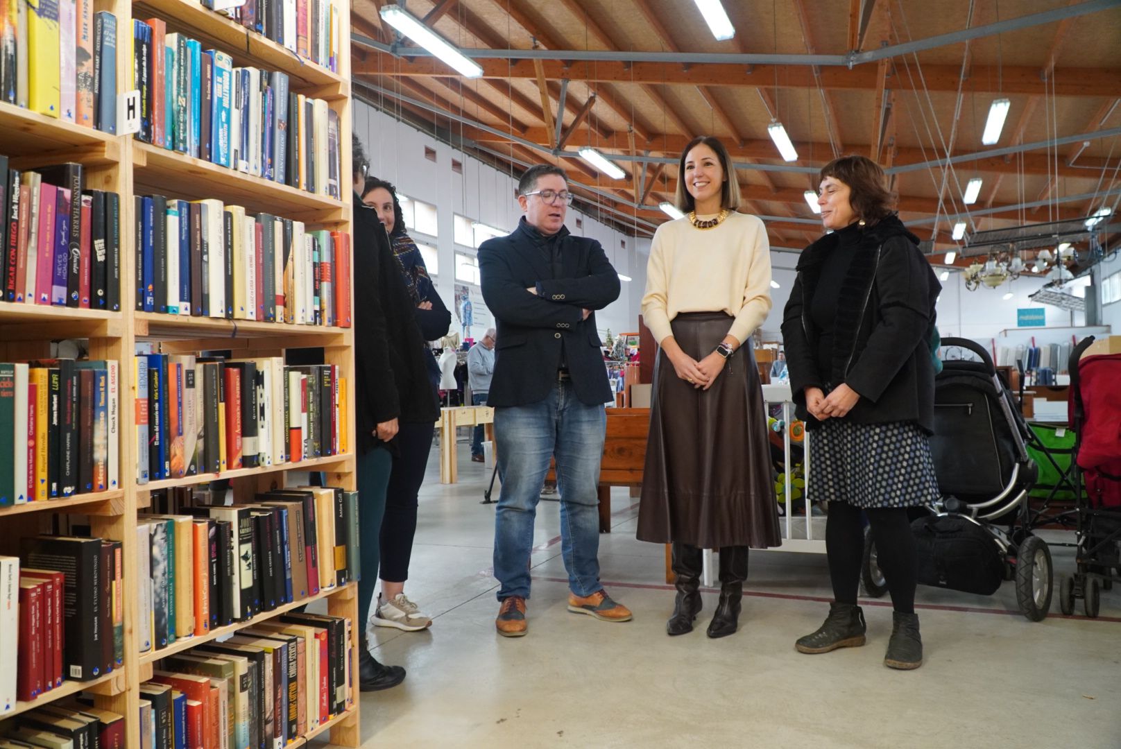 Moment del lliurament de llibres a la Fundació Deixalles
