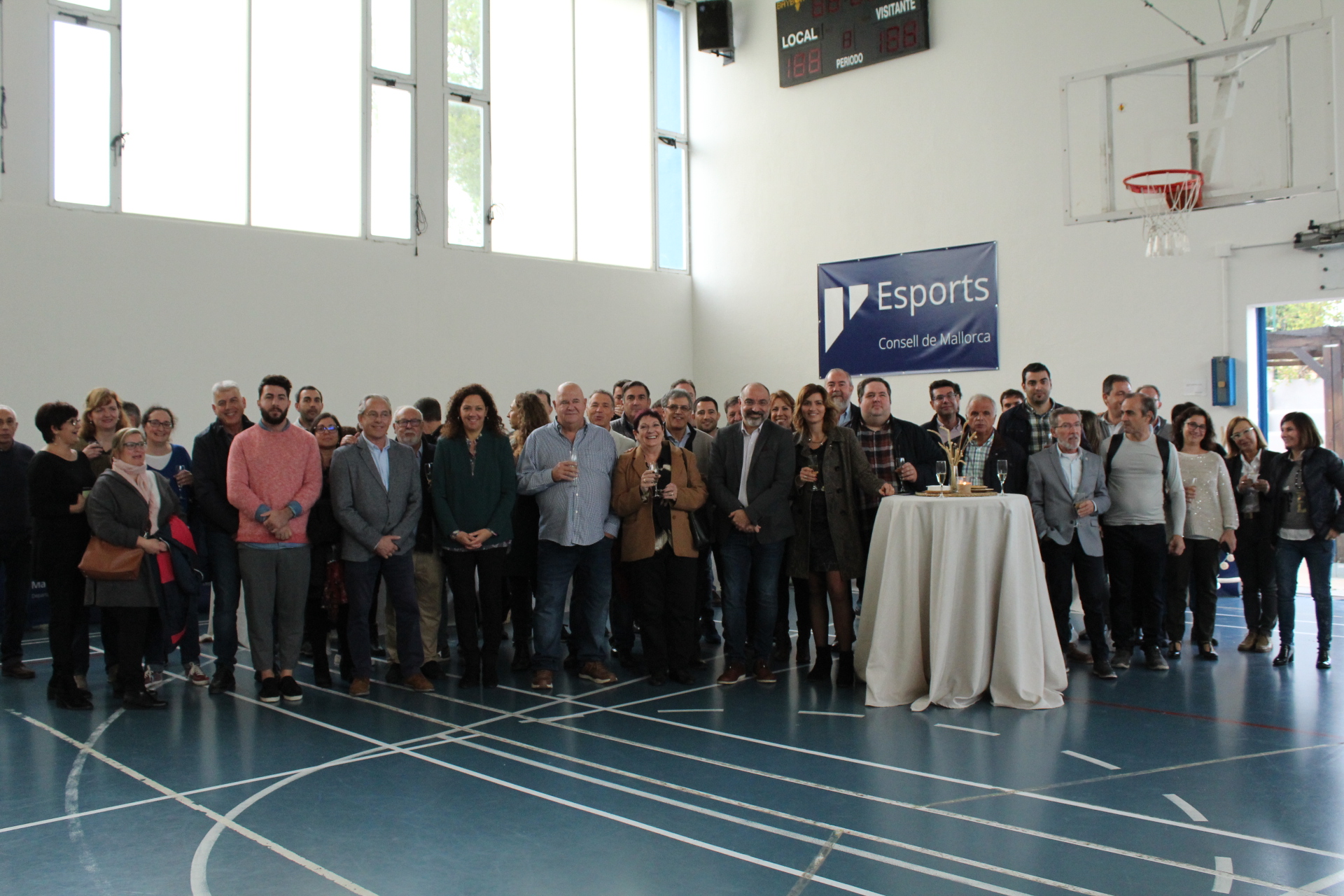 La presidenta del Consell de Mallorca, Catalina Cladera, i el conseller executiu de Turisme i Esports, Andreu Serra, han rebut aquest matí al Poliesportiu Sant Ferran els representants de 34 federacions esportives de les Illes Balears.