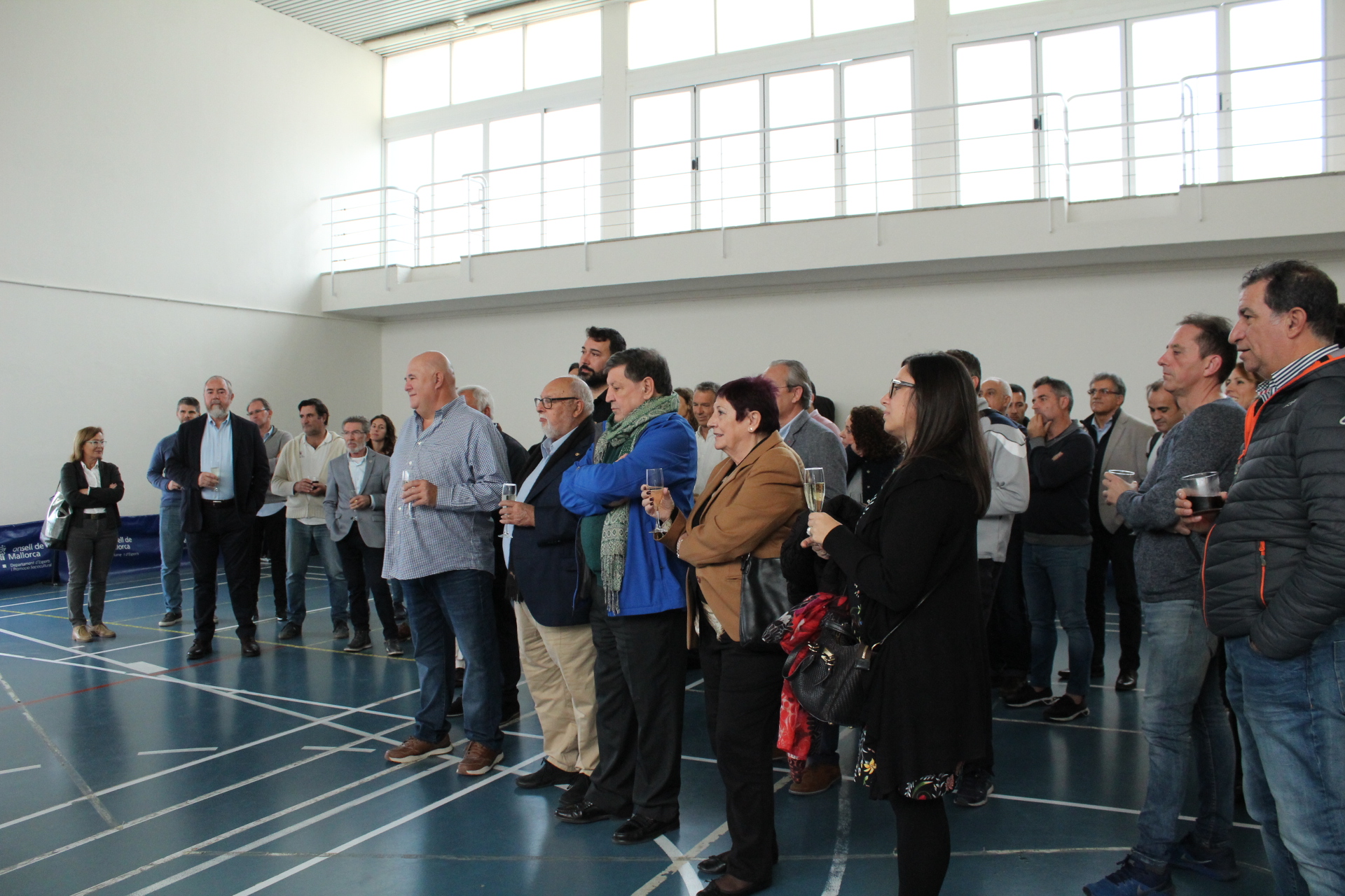 La presidenta del Consell de Mallorca, Catalina Cladera, i el conseller executiu de Turisme i Esports, Andreu Serra, han rebut aquest matí al Poliesportiu Sant Ferran els representants de 34 federacions esportives de les Illes Balears.