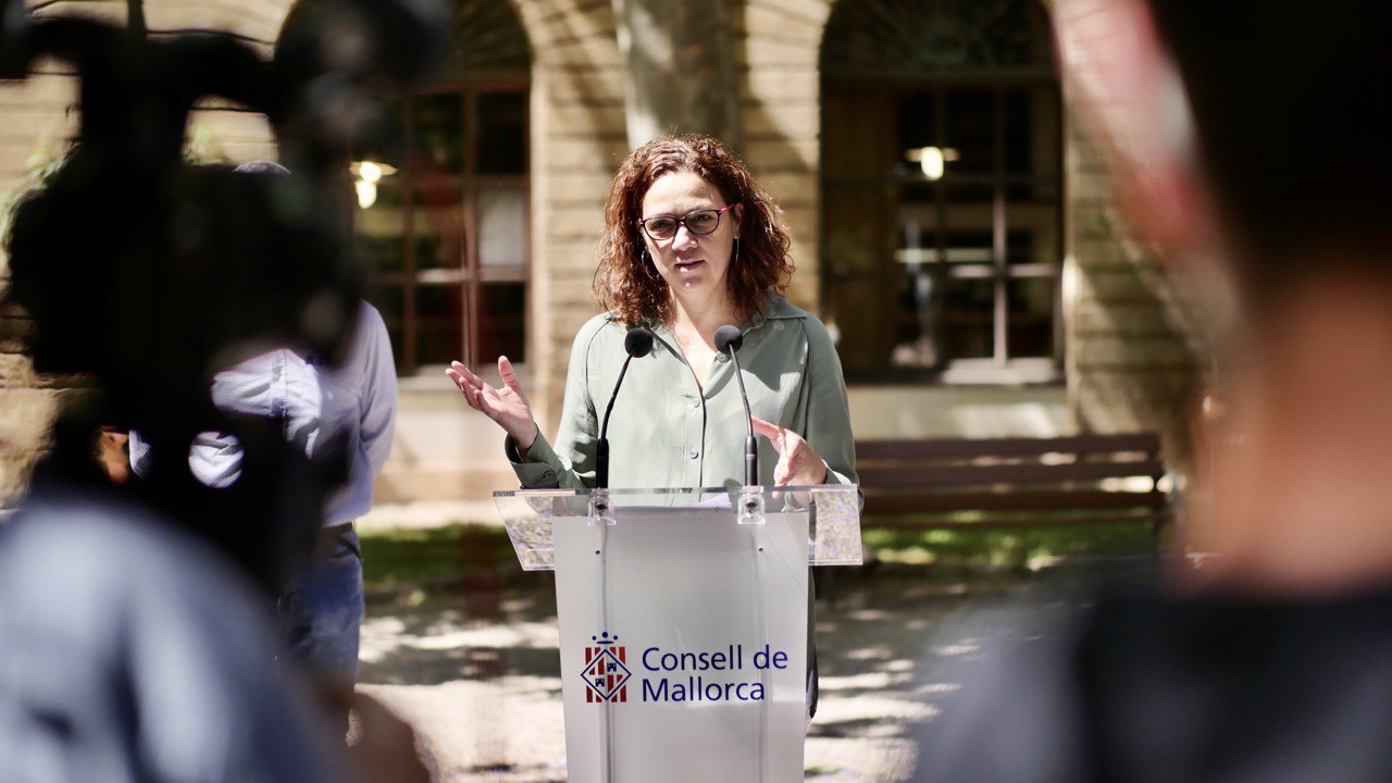 La presidenta del Consell de Mallorca, Catalina Cladera, durant la presentació als jardins de La Misericòrdia.