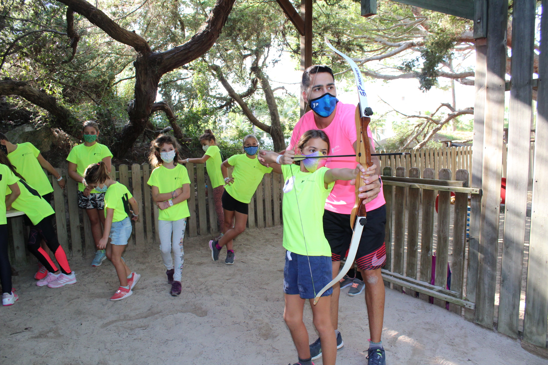 La presidenta Catalina Cladera i el conseller Andreu Serra han visitat les Jornades Esportives Familiars a Muro, on es desenvolupen fins a 20 modalitats esportives amb mesures preventives per la covid-19.