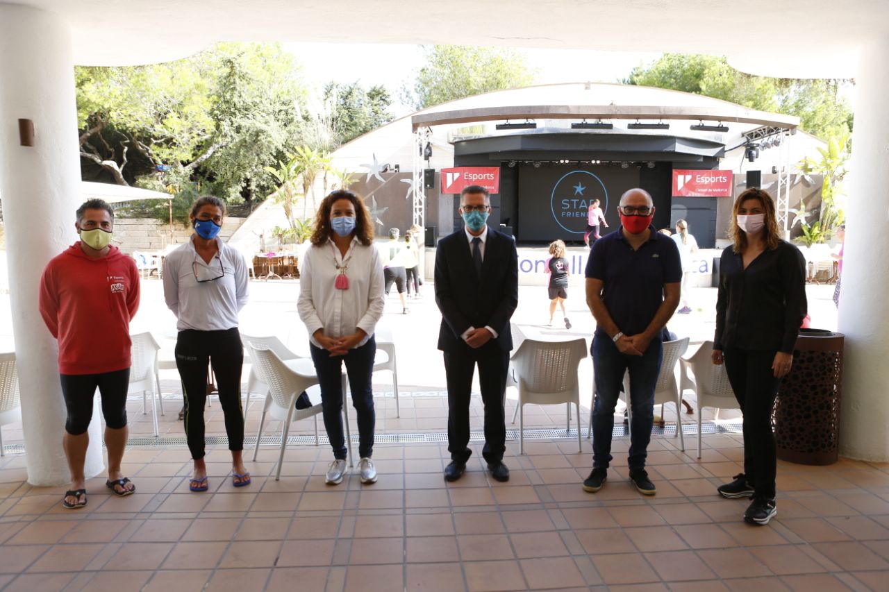 La presidenta Catalina Cladera i el conseller Andreu Serra han visitat les Jornades Esportives Familiars a Muro, on es desenvolupen fins a 20 modalitats esportives amb mesures preventives per la covid-19.