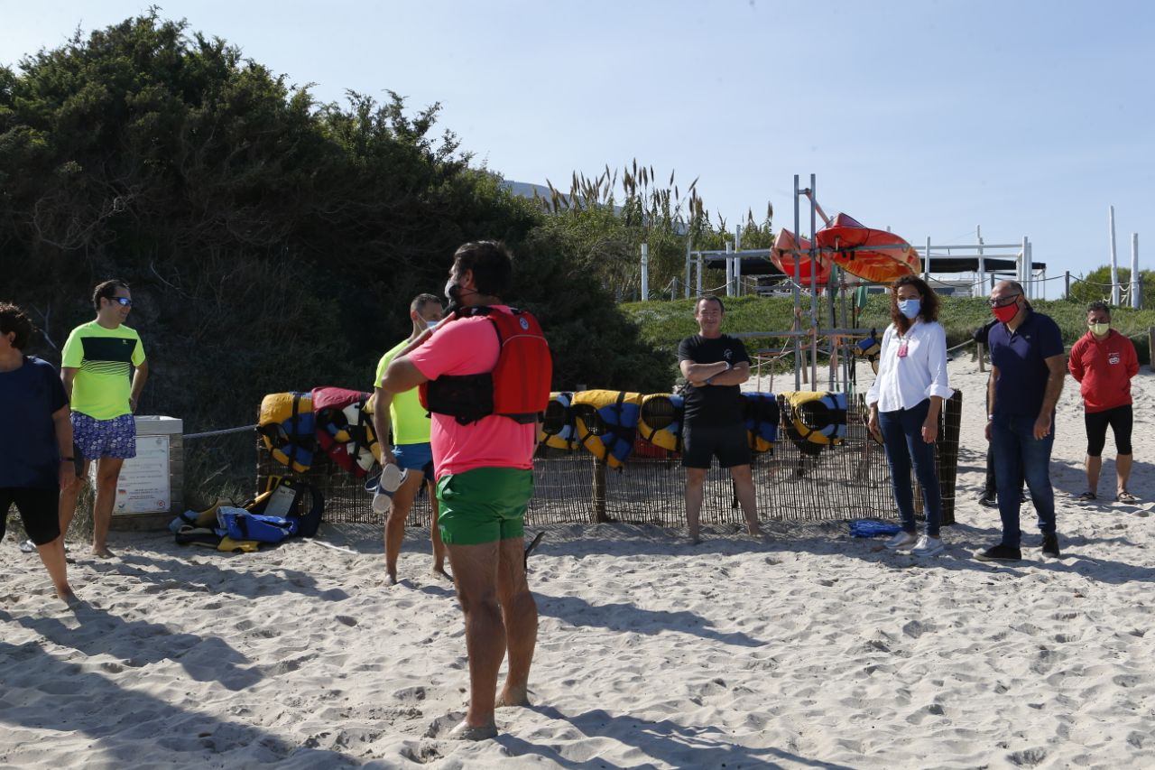 La presidenta Catalina Cladera i el conseller Andreu Serra han visitat les Jornades Esportives Familiars a Muro, on es desenvolupen fins a 20 modalitats esportives amb mesures preventives per la covid-19.