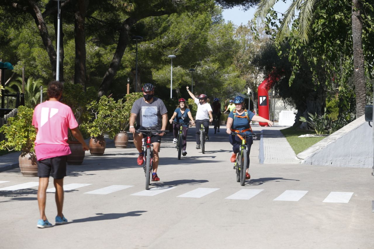 La presidenta Catalina Cladera i el conseller Andreu Serra han visitat les Jornades Esportives Familiars a Muro, on es desenvolupen fins a 20 modalitats esportives amb mesures preventives per la covid-19.