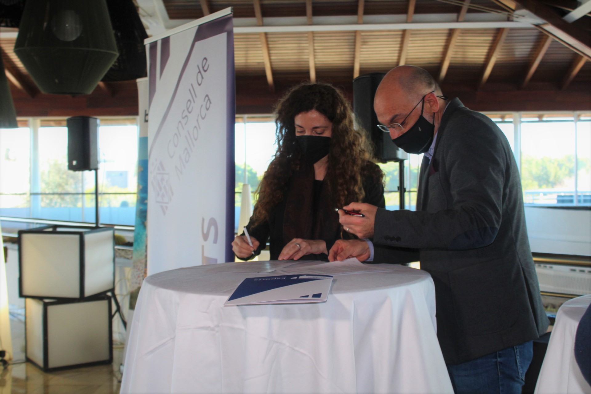 Signatura de l'acord amb nou cadenes hoteleres i espais de colònies per promoure estades esportives.