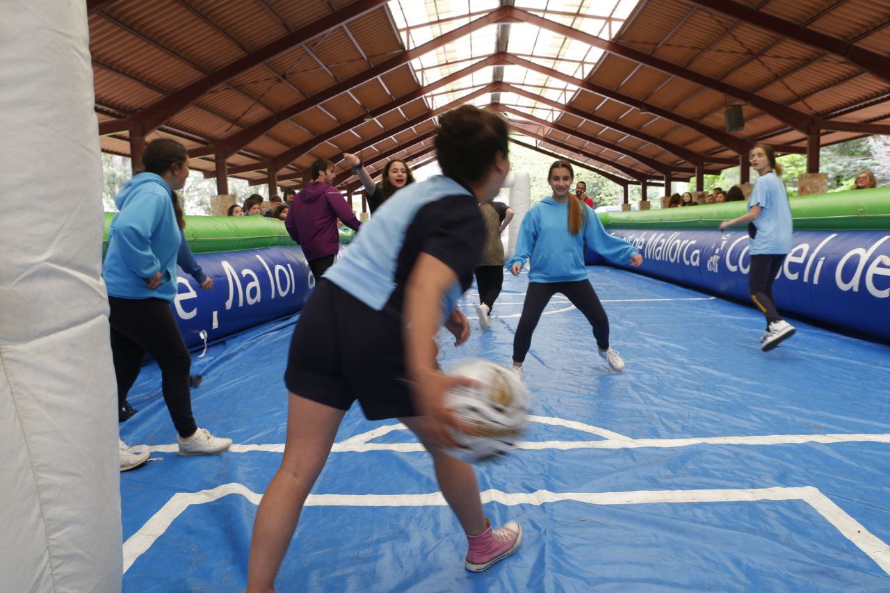 50 niños miembros de la Escolanía de Lluc han participado en un 'futbolín  humano' y una charla a cargo de los jugadores del club de élite Palma Futsal, colaborador del Consell en el programa 'Jugam amb l'elit.