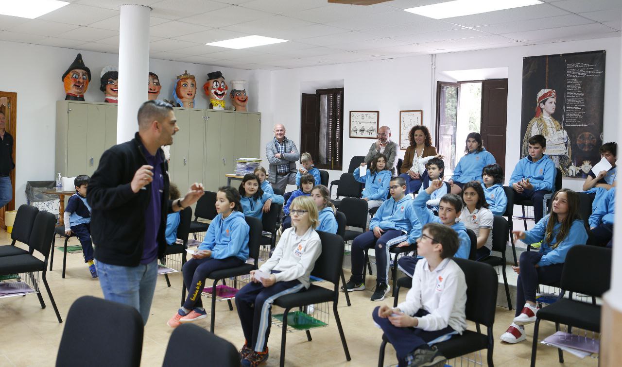 50 infants membres de l’Escolania de Lluc han participat en un 'futbolí  humà' i d’una xerrada a càrrec dels jugadors del club d’elit Palma Futsal, col·laborador del Consell en el programa 'Jugam amb l'elit.