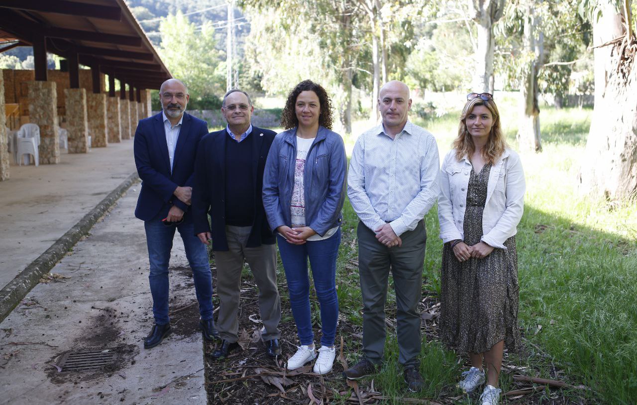 La comitiva visita la futura ubicació dels nous equipaments esportius.