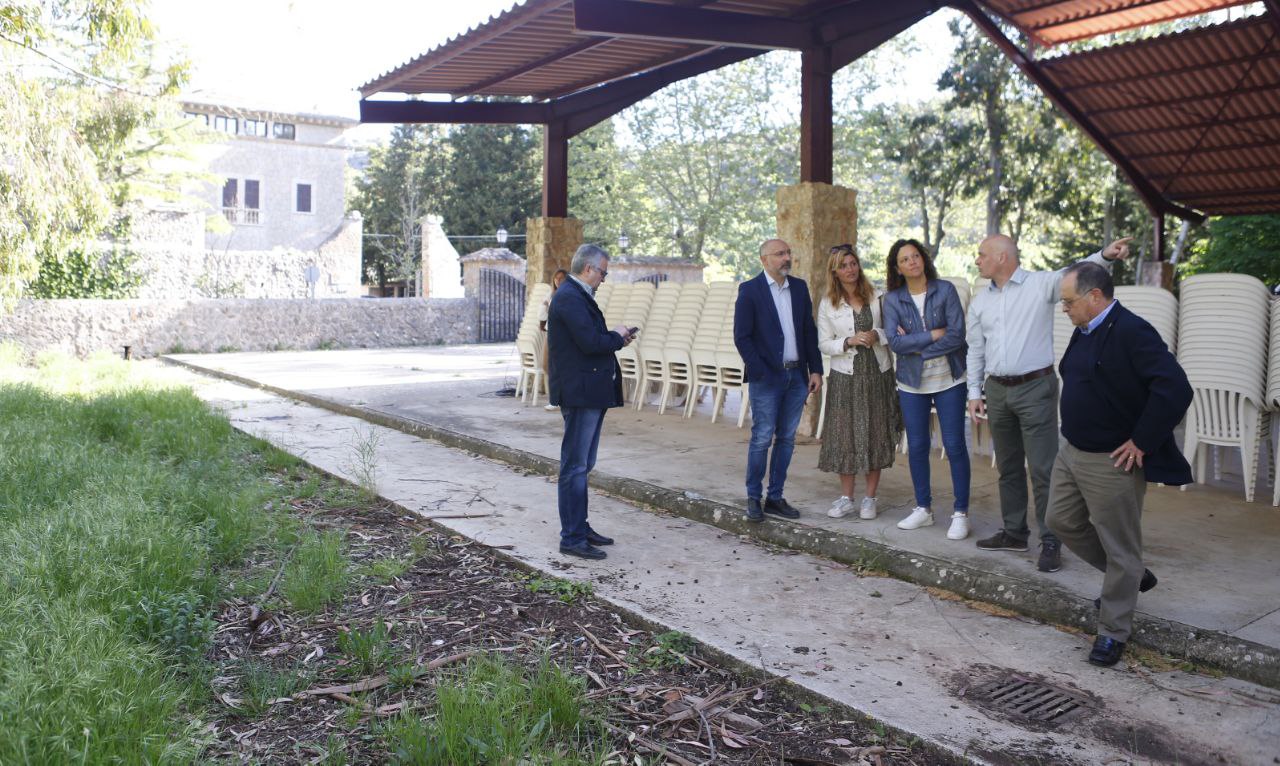 La comitiva visita la futura ubicación de los nuevos equipamientos deportivos.