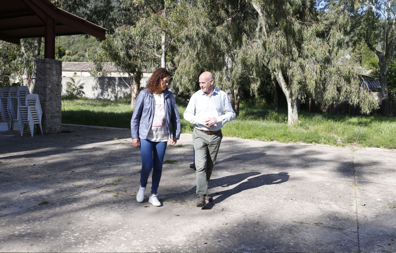 La comitiva visita la futura ubicació dels nous equipaments esportius.