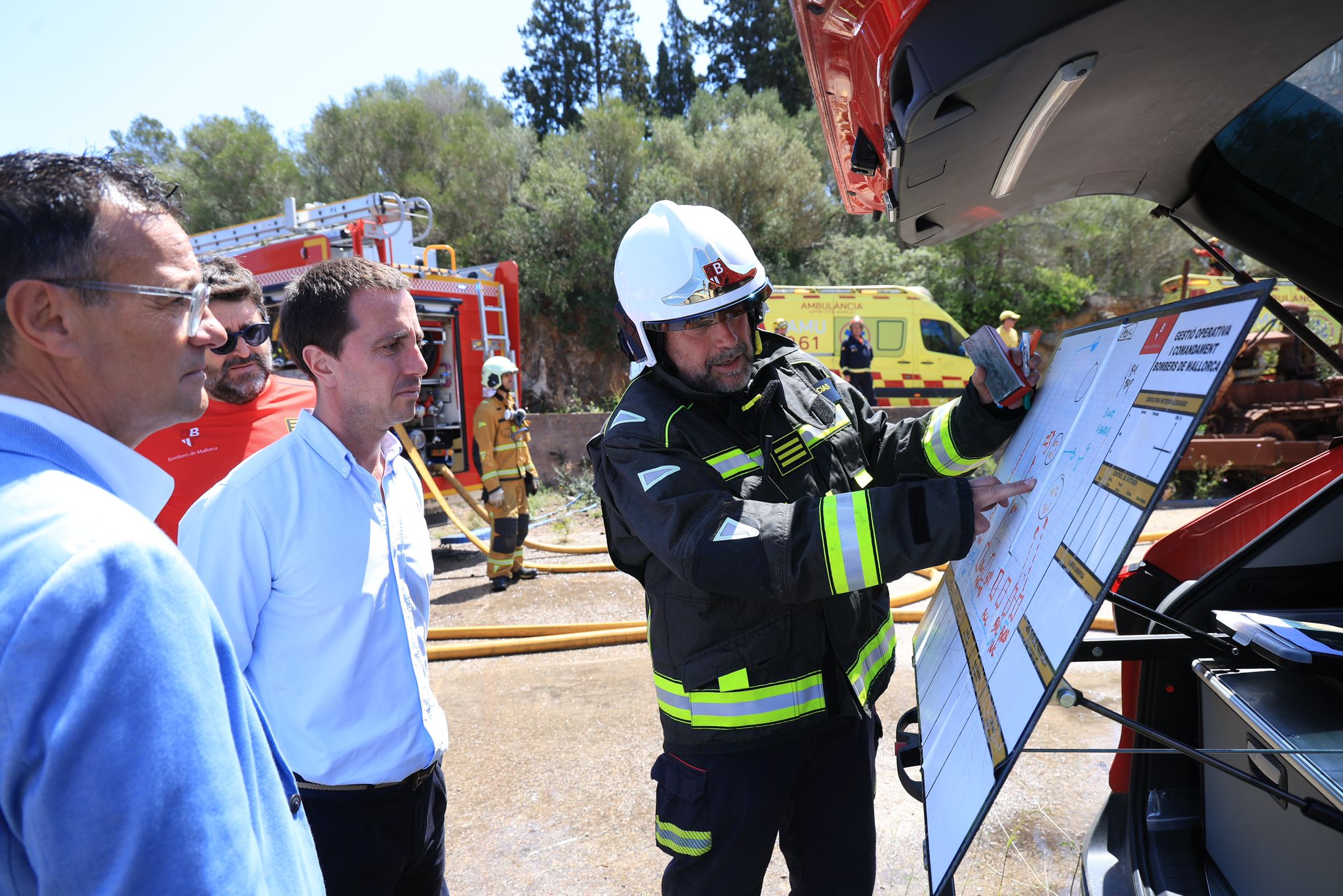 El president del Consell de Mallorca, Llorenç Galmés, al simulacre dels cossos d'emergència al Port d'Alcúdia.