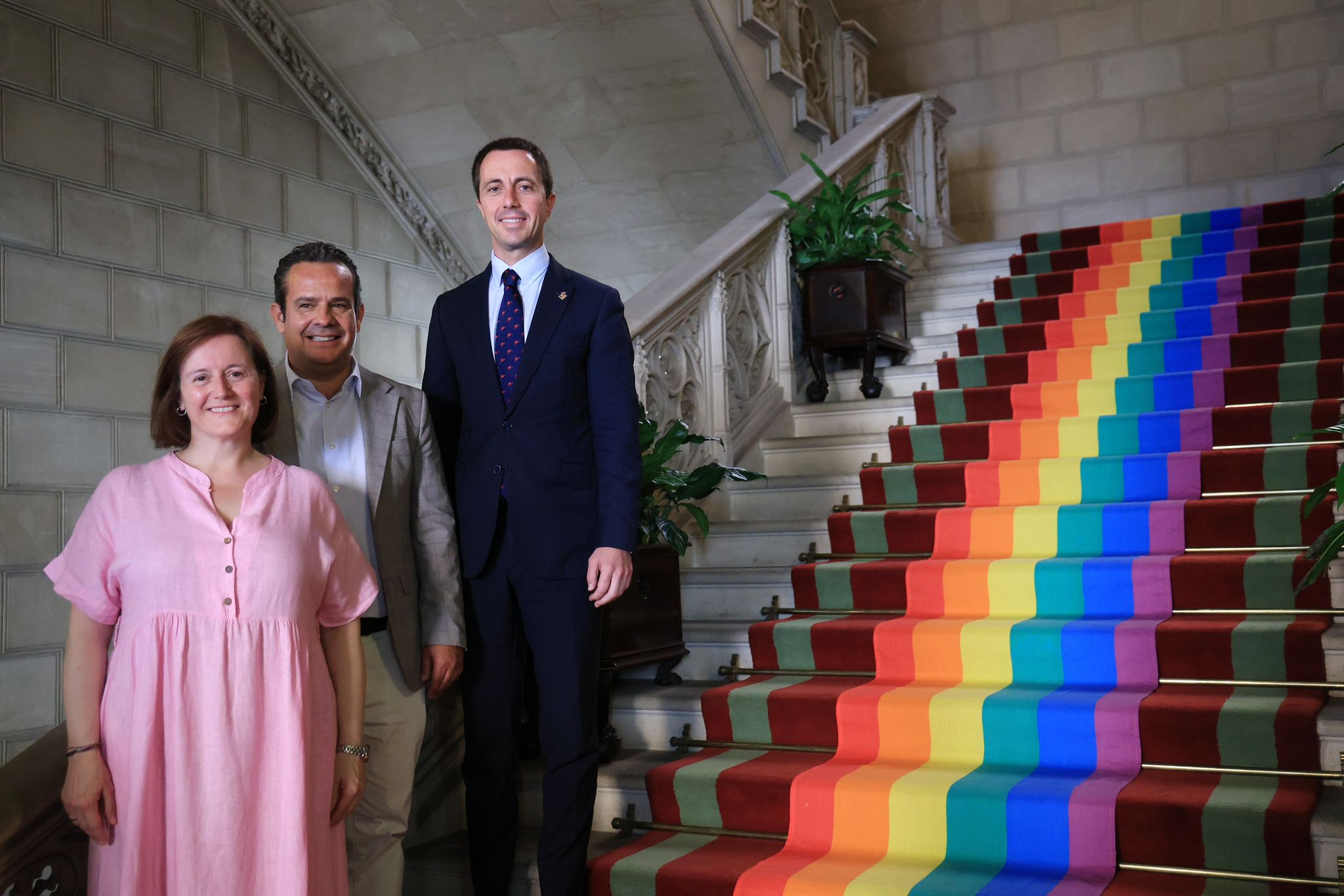El presidente Llorenç Galmés, el consejero Toni Fuster y la directora insular Ana Ferriol en la escalera de honor engalanada del Palau del Consell.