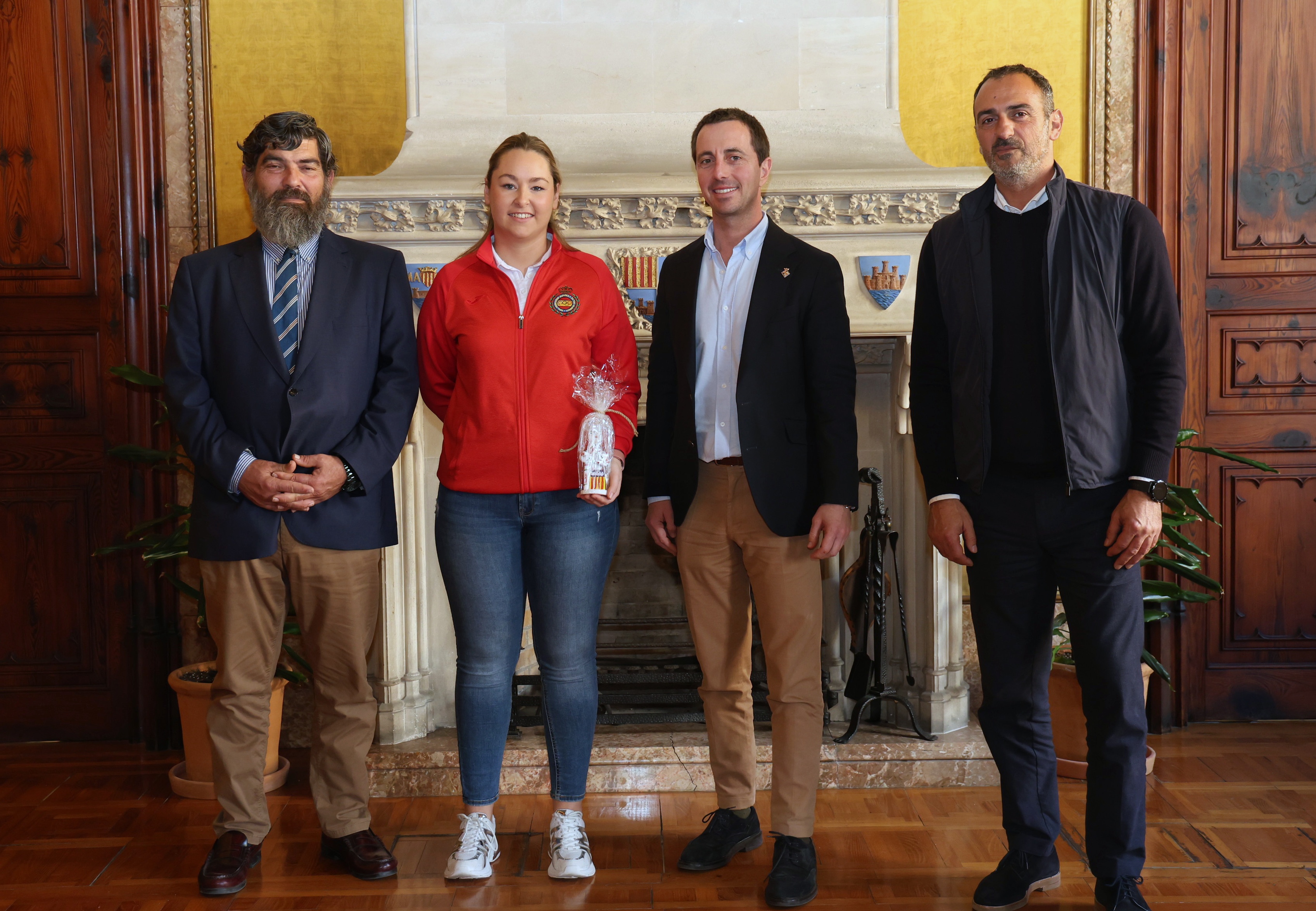 El president del Consell de Mallorca, Llorenç Galmés, rep en audiència a la tiradora Maria Antònia Sastre.