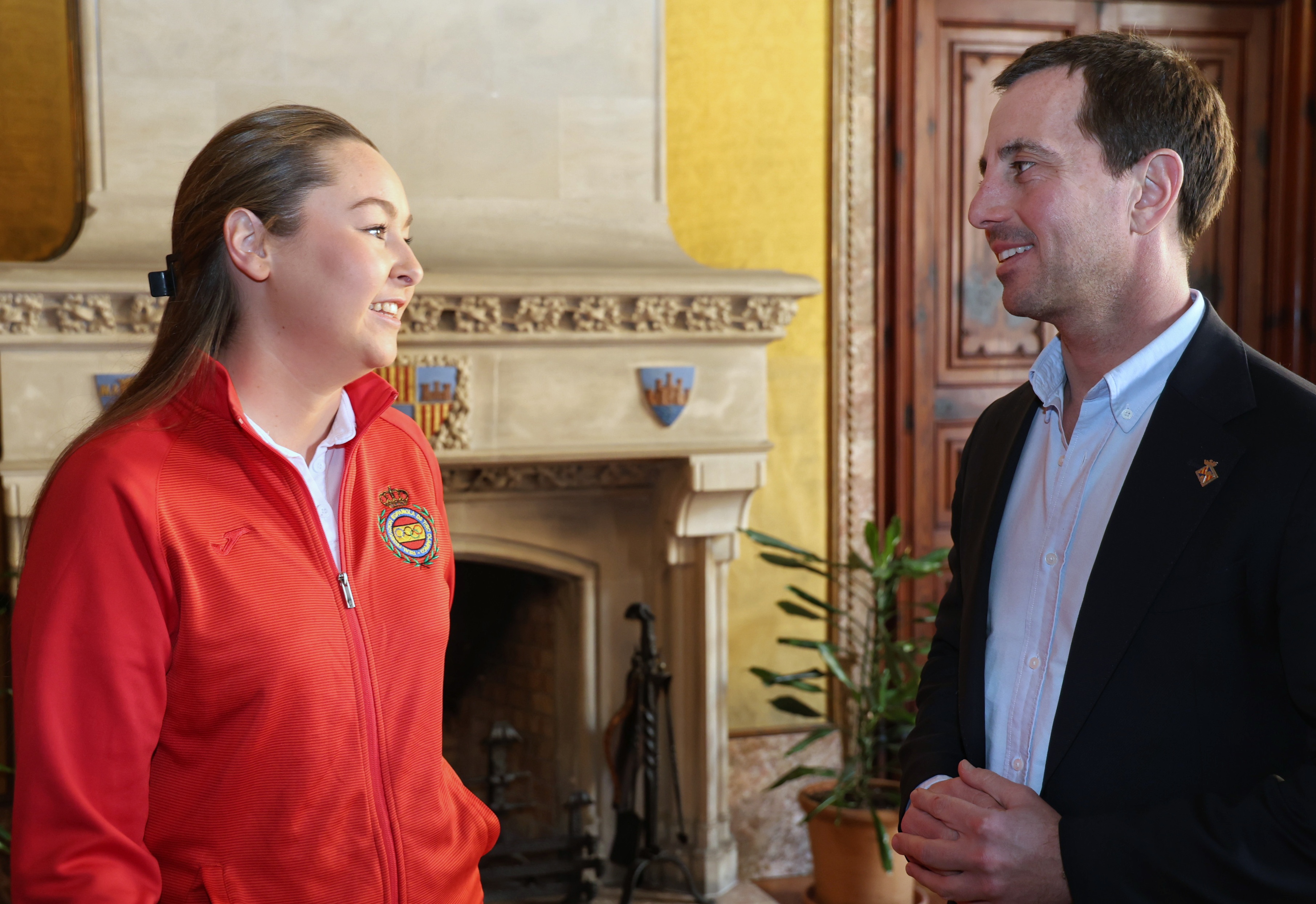 El president del Consell de Mallorca, Llorenç Galmés, rep en audiència a la tiradora Maria Antònia Sastre.