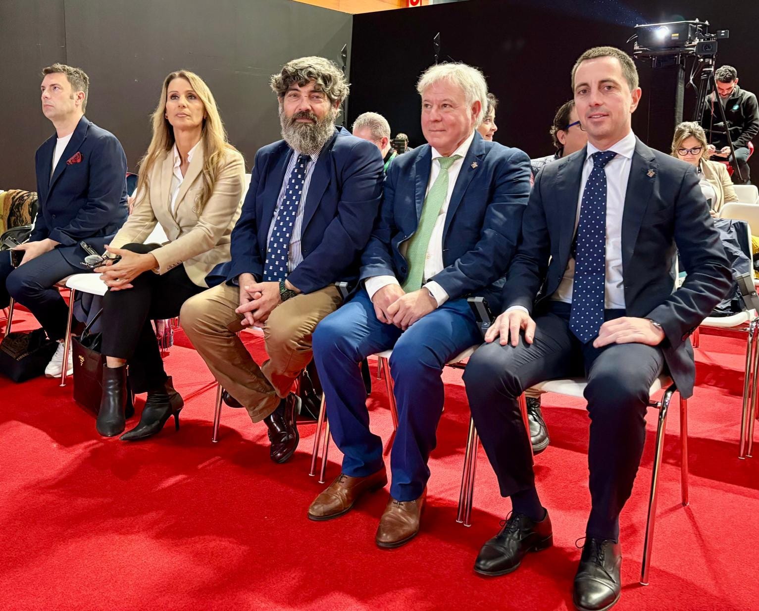 El presidente del Consell de Mallorca, Llorenç Galmés, con el vicepresidente segundo y consejero de Medio Ambiente, Medio Rural y Deportes, Pedro Bestard, el consejero de Turismo, José Marcial Rodríguez, y la directora insular de Turismo para la Demanda y la Hospitalidad, Susanna Sciacovelli, en Fitur.