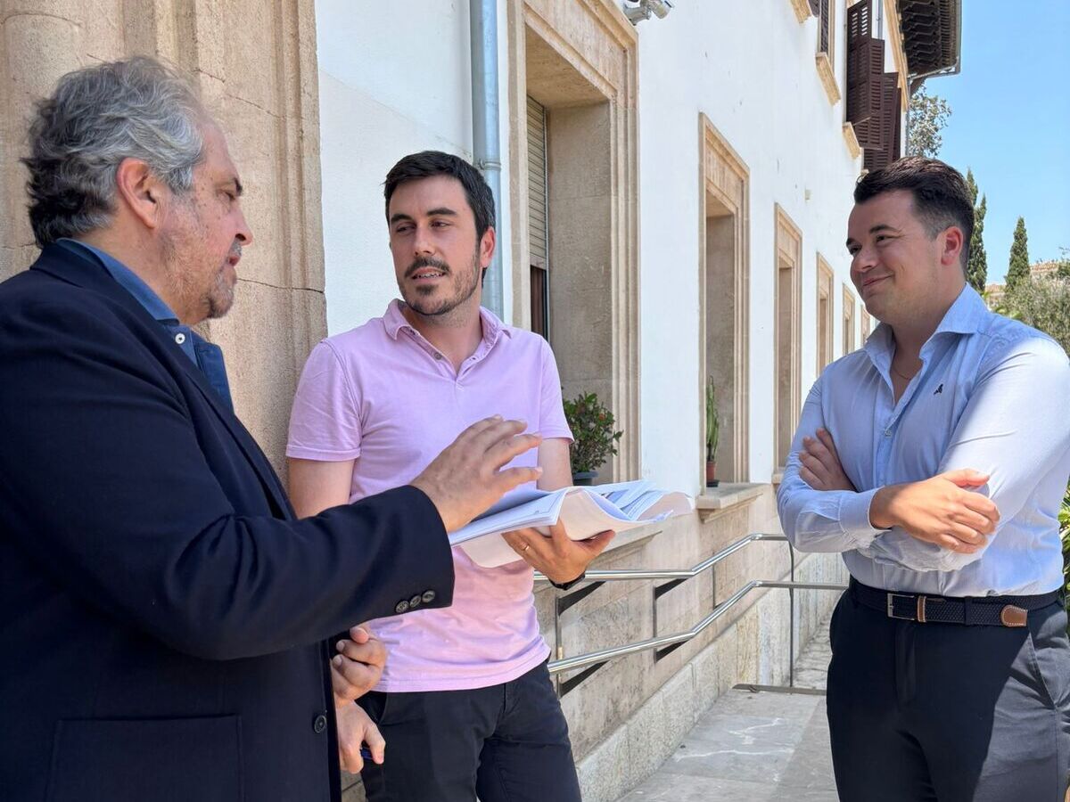 El conseller d'Hisenda i Funció Pública, Rafel Bosch, i el secretari tècnic d'Hisenda i Funció Pública, Toni Ferragut.