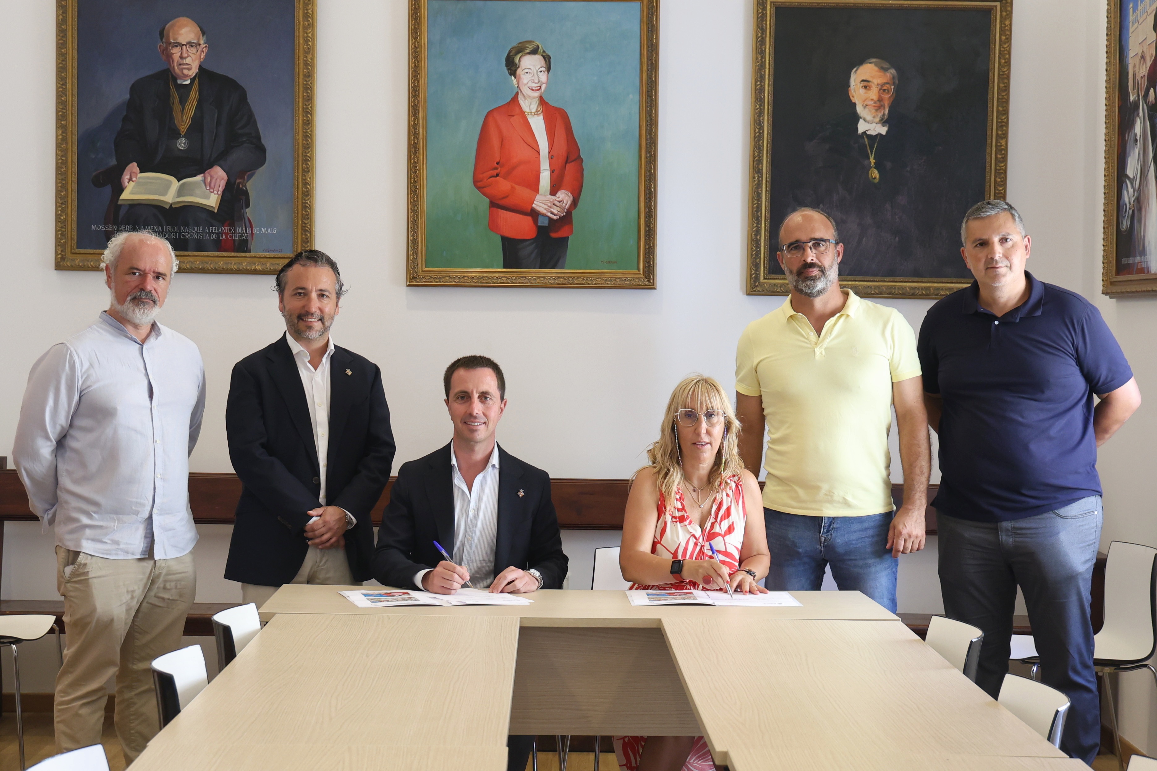 Signatura de cessió del passeig de la República Argentina a l’Ajuntament de Felanitx.