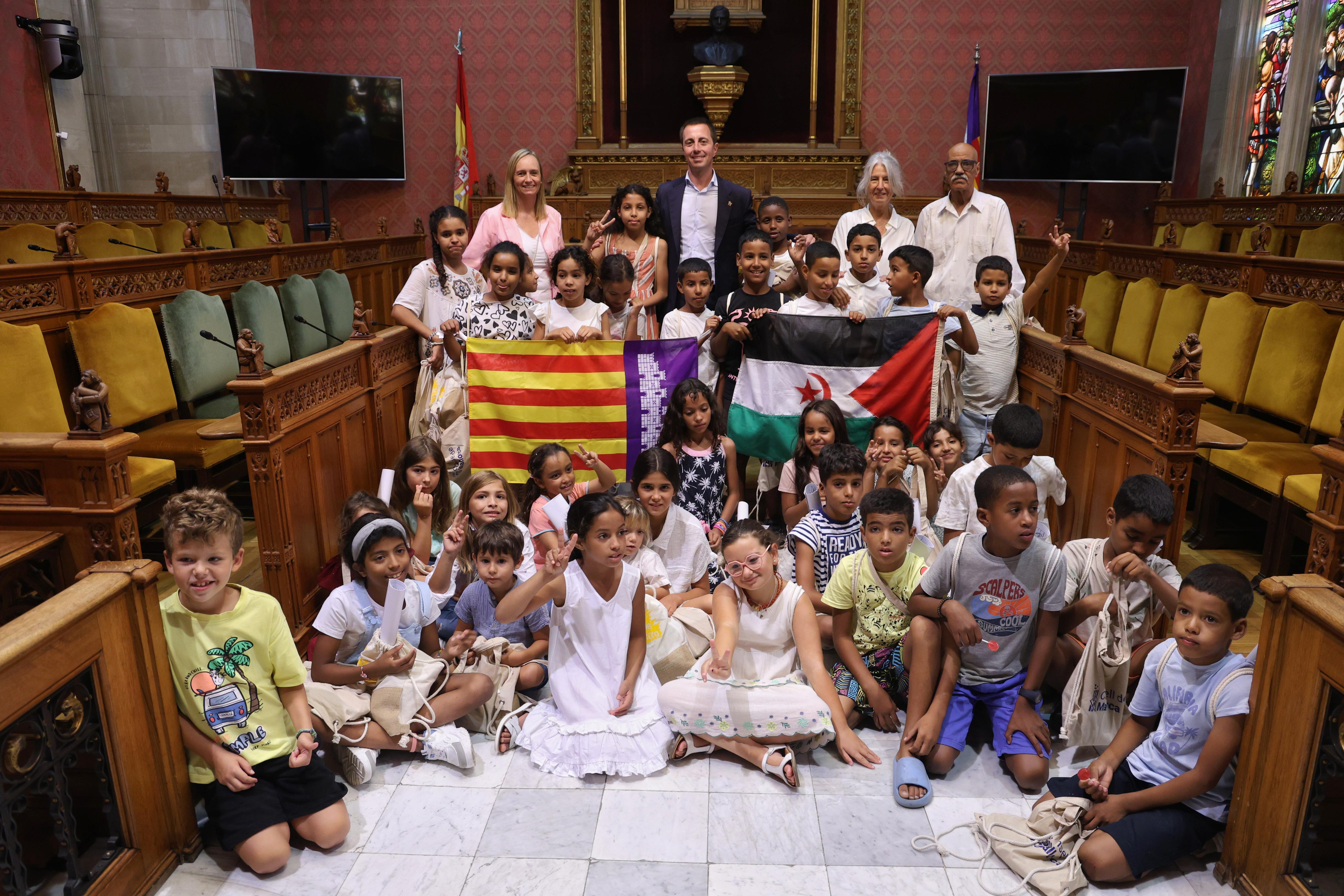 El president Galmés rep els infants sahrauís del programa «Vacances en Pau».