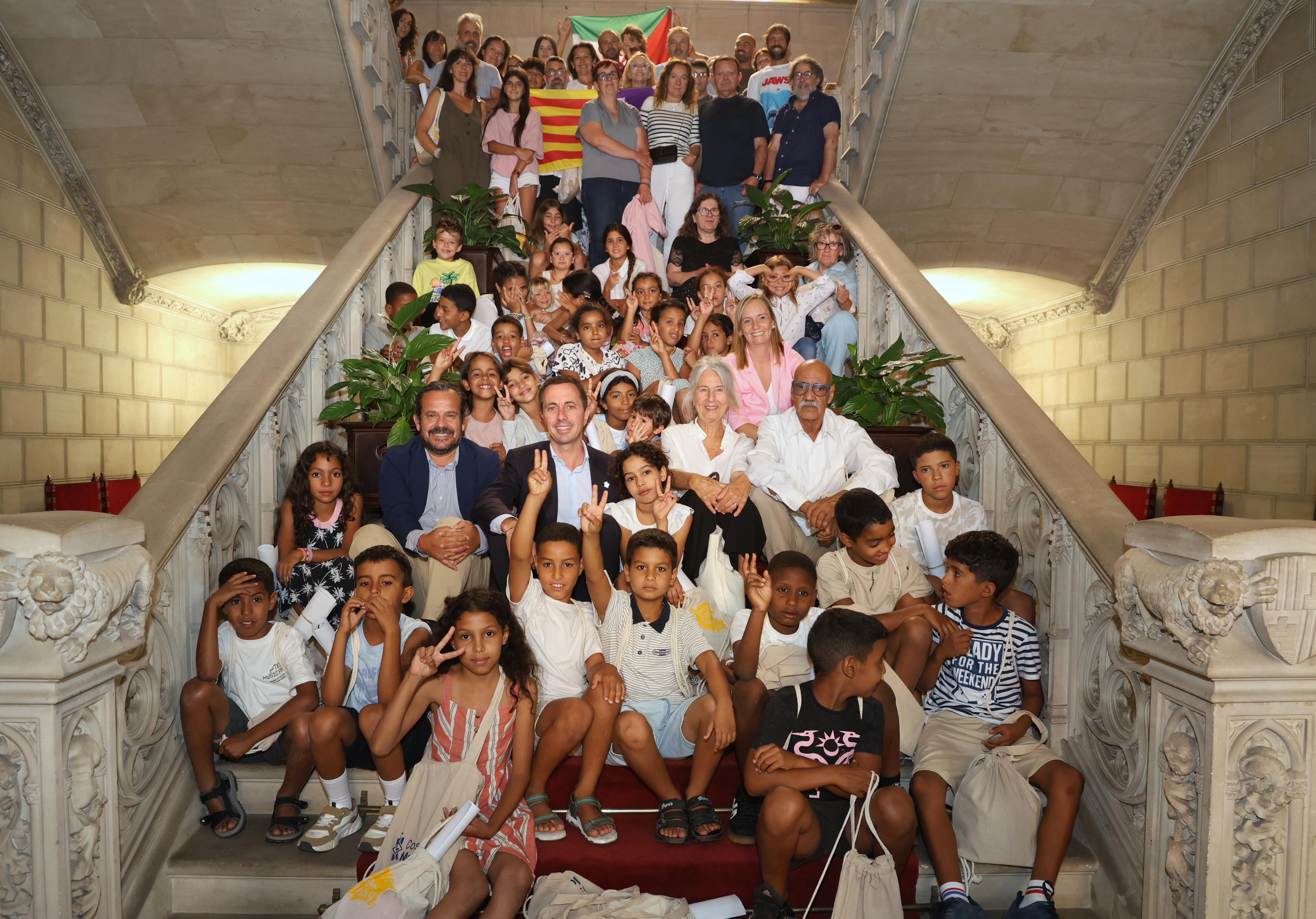 El president Galmés rep els infants sahrauís del programa «Vacances en Pau».