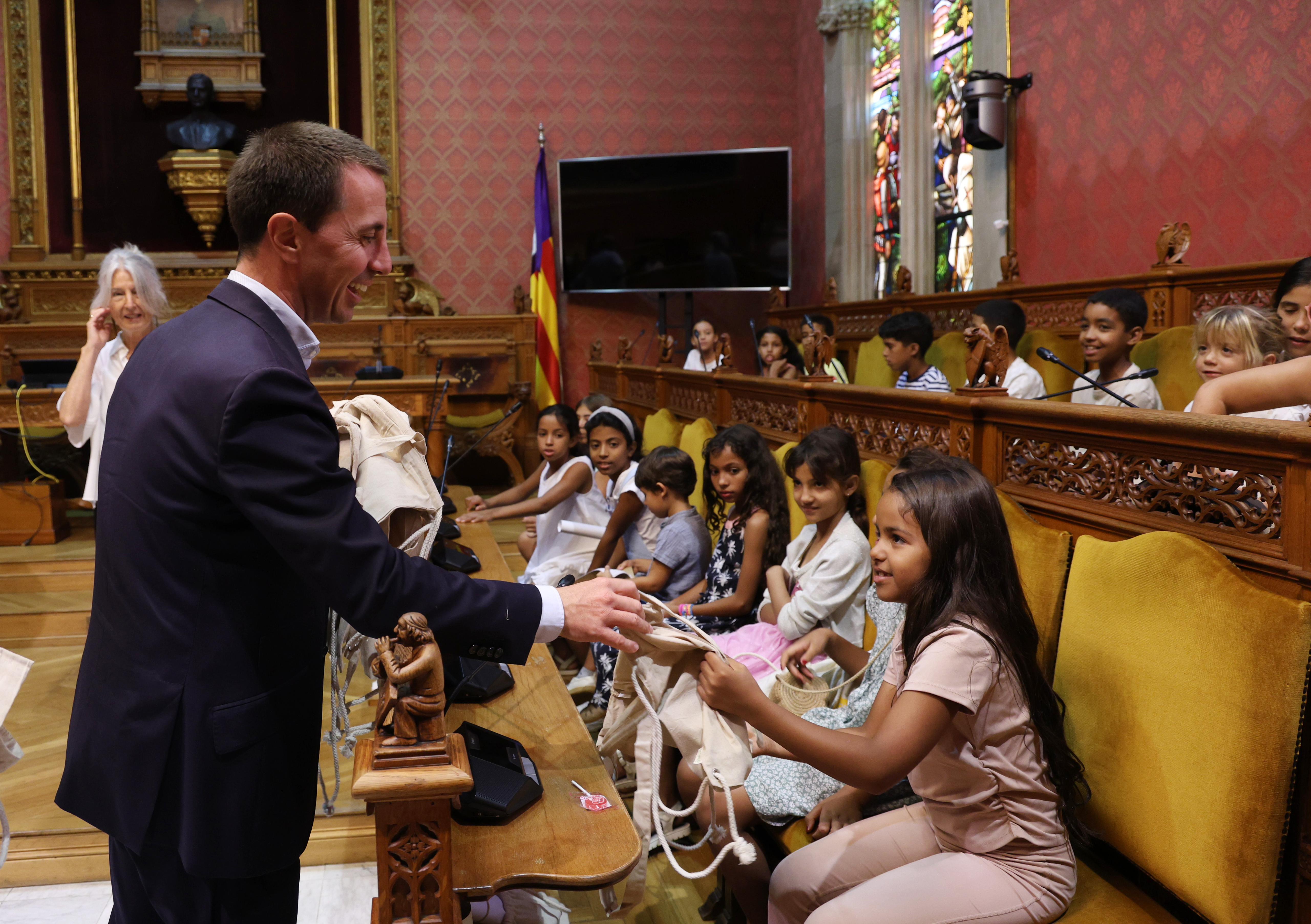 El president Galmés rep els infants sahrauís del programa «Vacances en Pau».