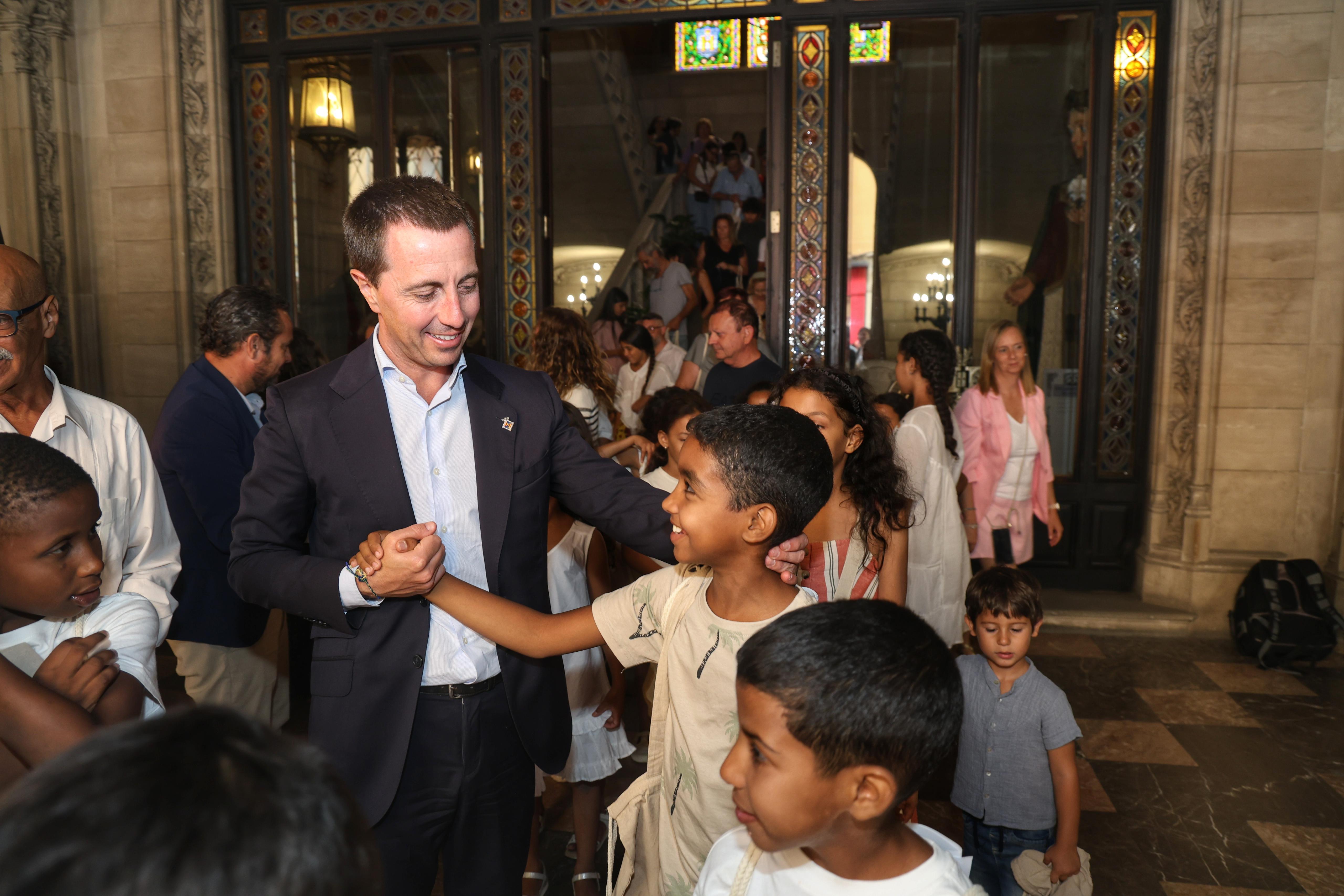 El president Galmés rep els infants sahrauís del programa «Vacances en Pau».