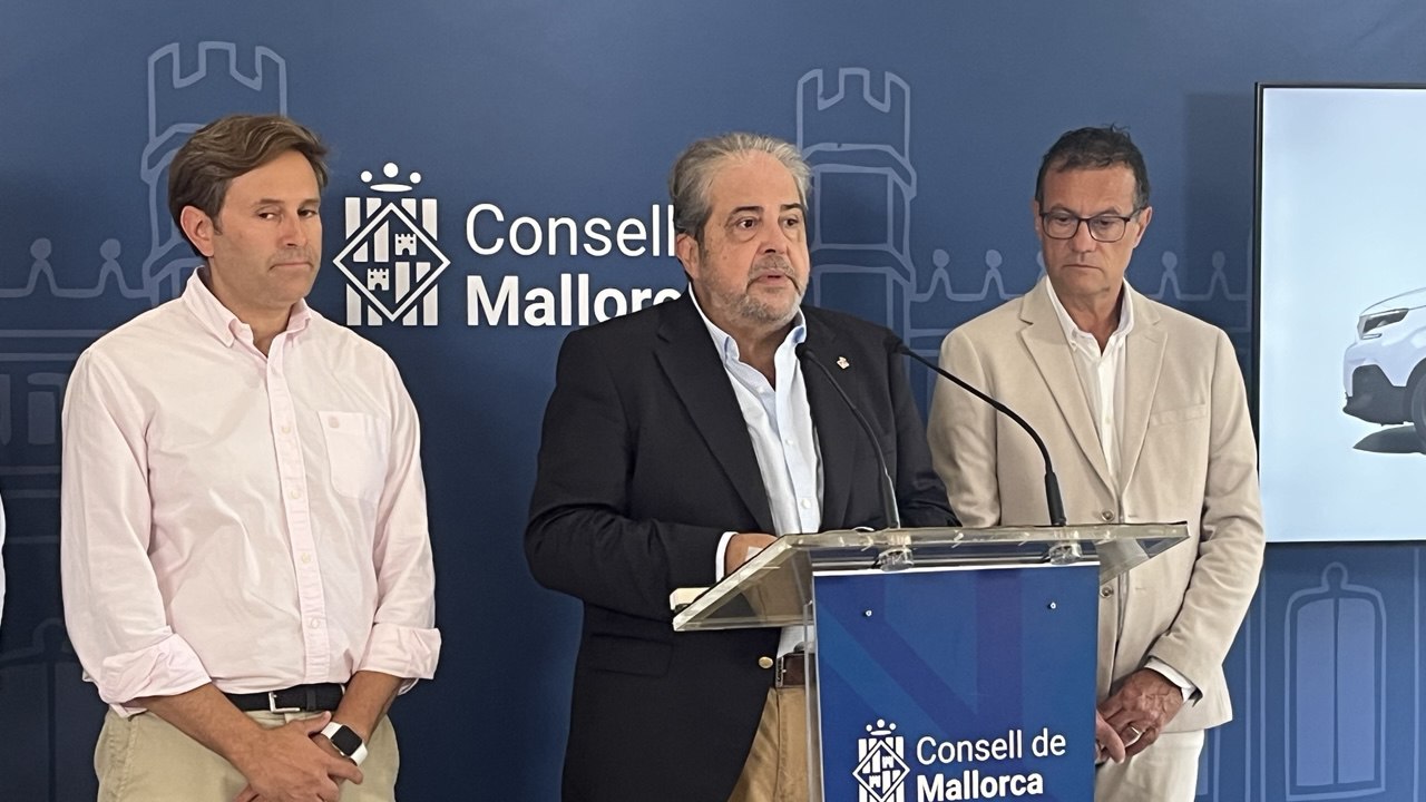 El consejero Rafel Bosch presenta el convenio de emergencias con los ayuntamientos.