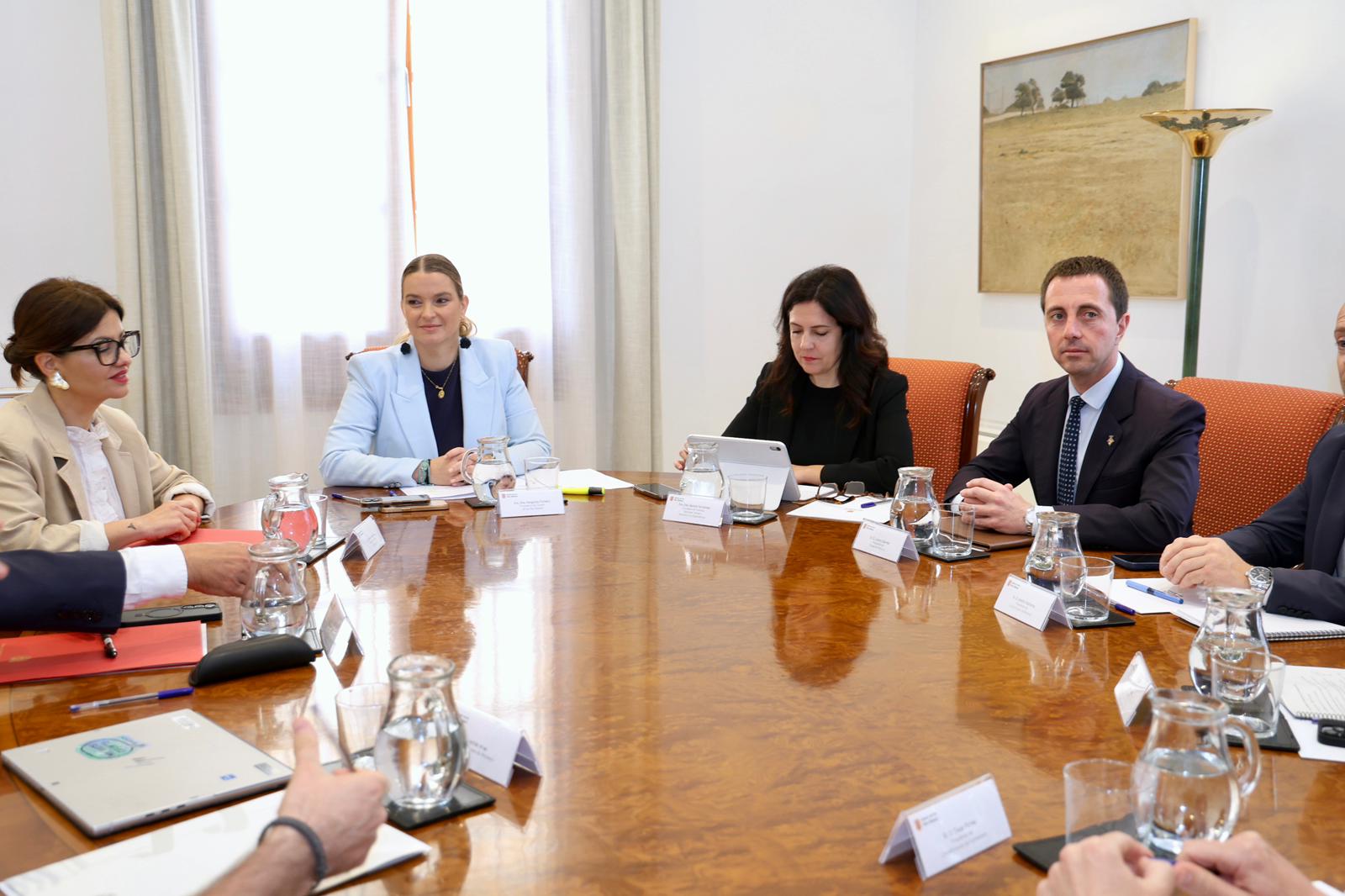 Reunión de la presidenta Prohens y el presidente Galmés con la ministra de Infancia y Juventud, Sira Rego.