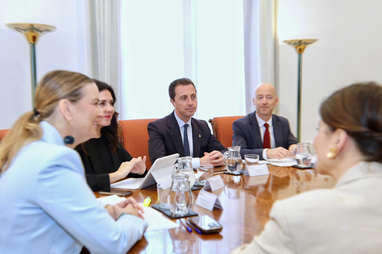 Reunión de la presidenta Prohens y el presidente Galmés con la ministra de Infancia y Juventud, Sira Rego.