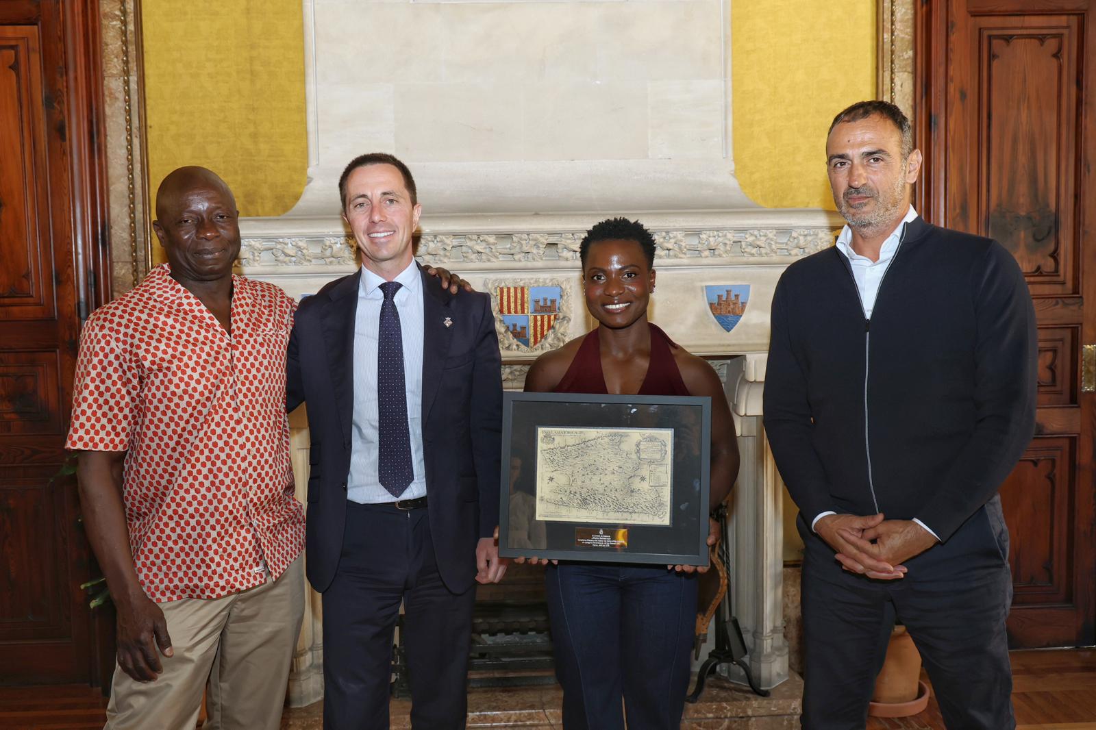 El president Galmés rep la campiona d'halterofília Shella Badaseraye.