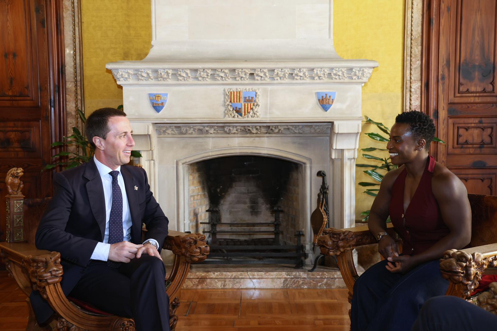 El president Galmés rep la campiona d'halterofília Shella Badaseraye.