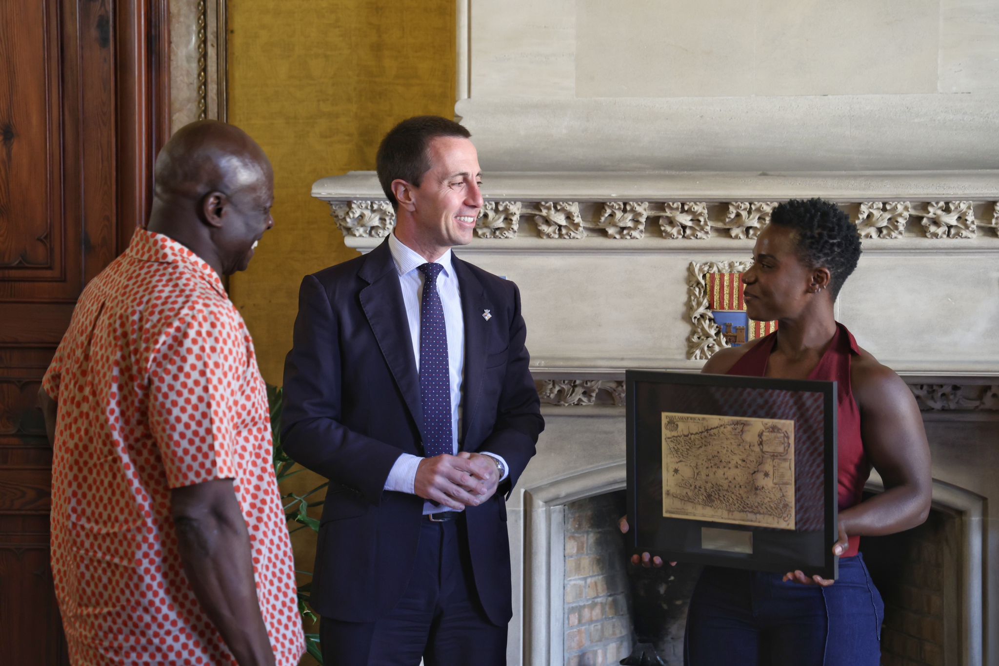 El president Galmés rep la campiona d'halterofília Shella Badaseraye.