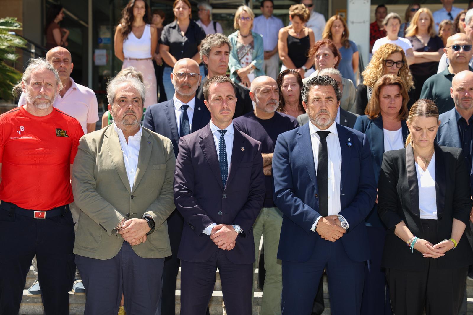 El president del Consell de Mallorca, Llorenç Galmés, assisteix al minut de silenci celebrat a l’Ajuntament de Calvià en record de les víctimes a l’incendi de Magaluf.
