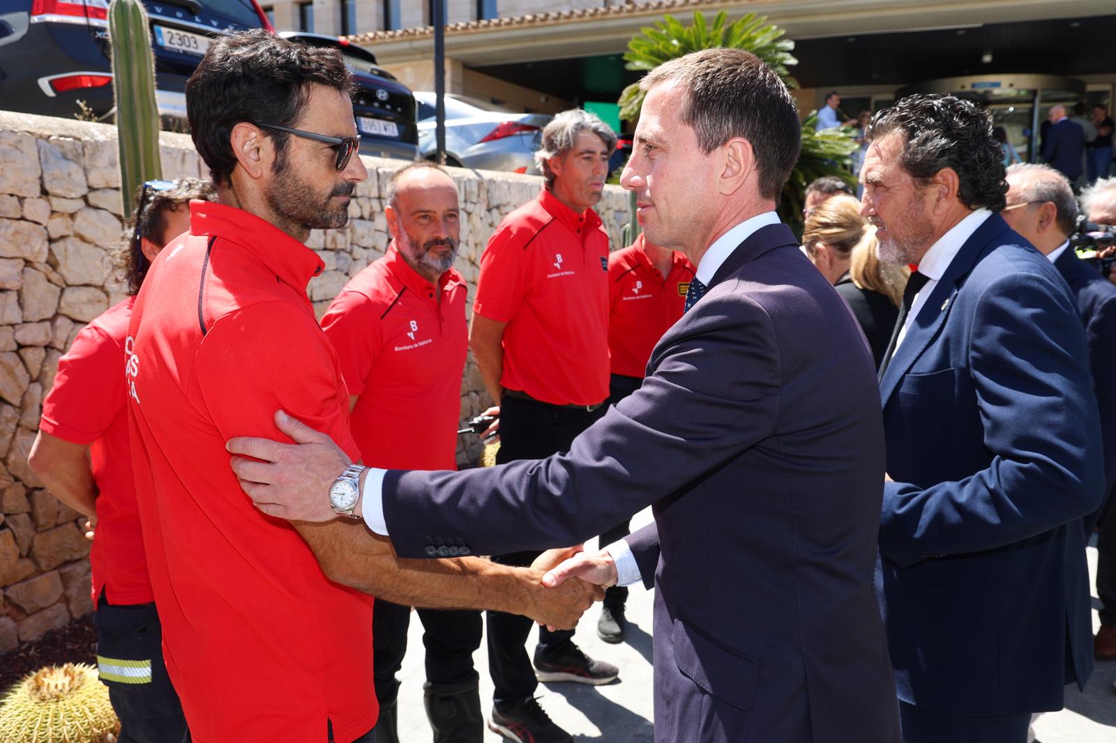 El president del Consell de Mallorca, Llorenç Galmés, assisteix al minut de silenci celebrat a l’Ajuntament de Calvià en record de les víctimes a l’incendi de Magaluf.