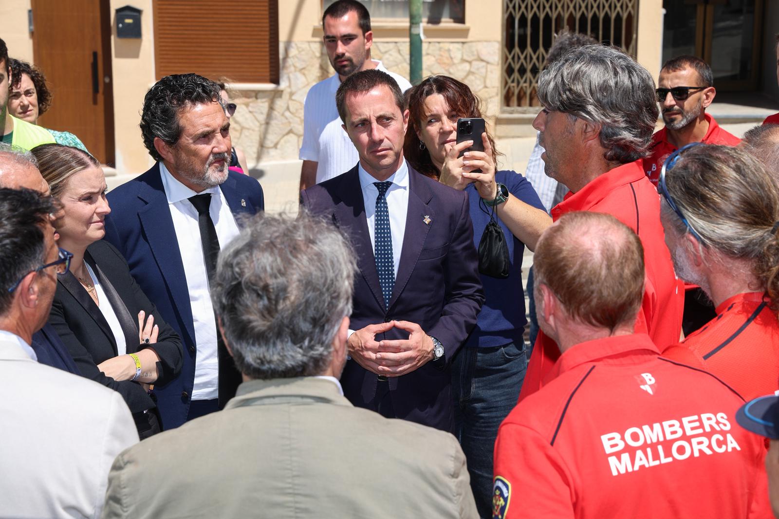 El president del Consell de Mallorca, Llorenç Galmés, assisteix al minut de silenci celebrat a l’Ajuntament de Calvià en record de les víctimes a l’incendi de Magaluf.