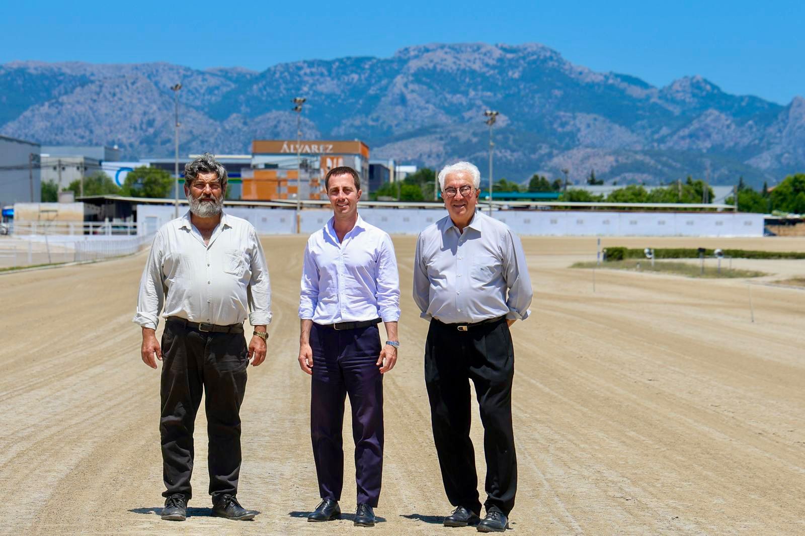 El presidente del Consell de Mallorca, Llorenç Galmés, el vicepresidente segundo y consejero de Medio Ambiente, Medio Rural y Deportes, Pedro Bestard, y el presidente del Instituto del Deporte Hípico de Mallorca, Gaspar Oliver, en la pista del Hipódromo de Son Pardo.