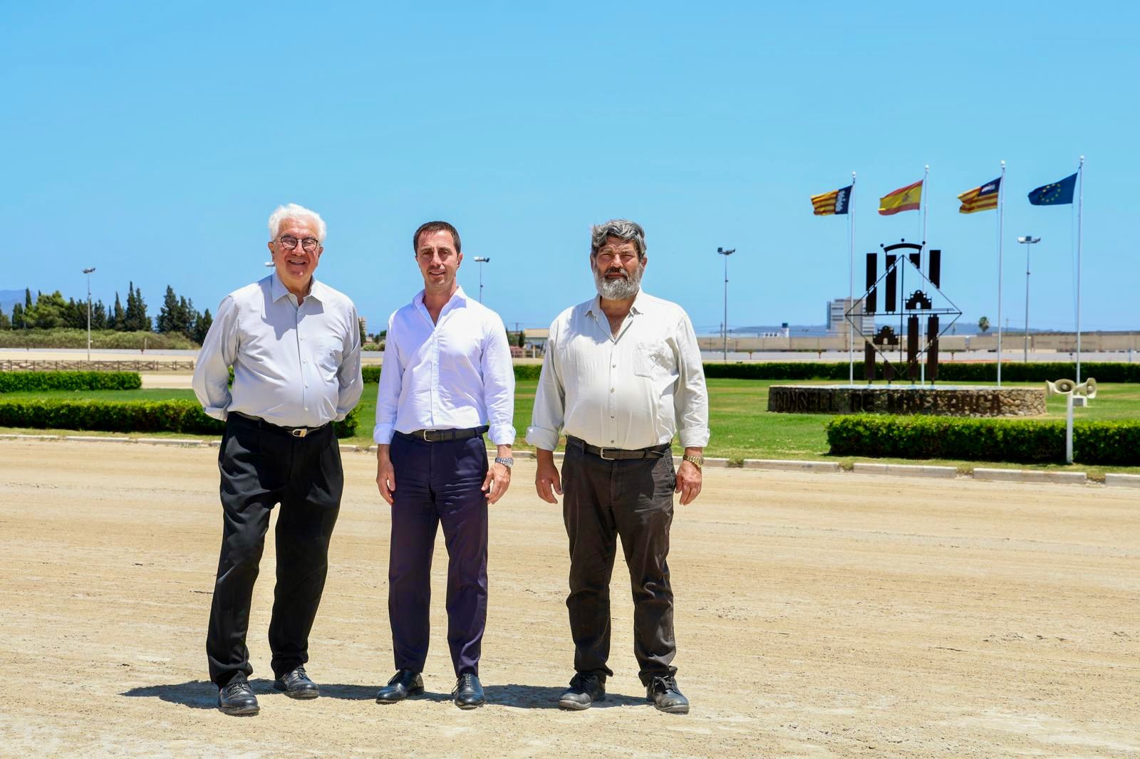 El presidente del Consell de Mallorca, Llorenç Galmés, el vicepresidente segundo y consejero de Medio Ambiente, Medio Rural y Deportes, Pedro Bestard, y el presidente del Instituto del Deporte Hípico de Mallorca, Gaspar Oliver, en la pista del Hipódromo de Son Pardo.