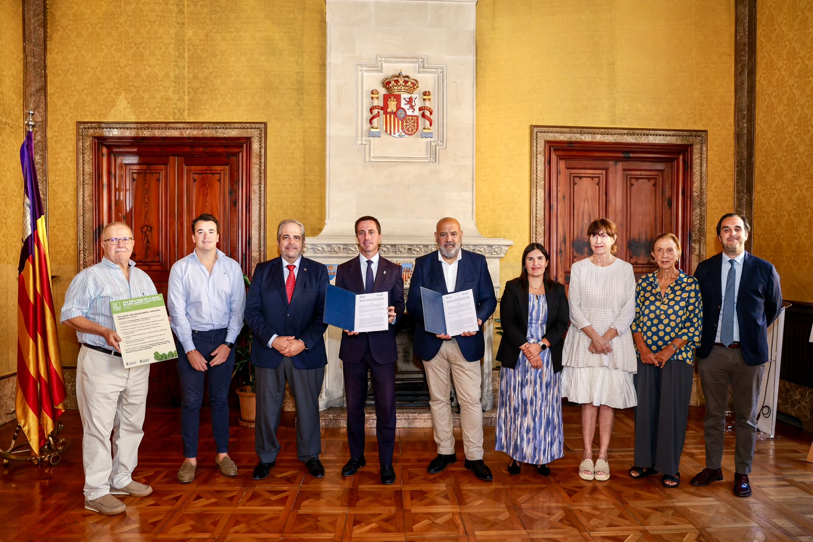 Firma del protocolo entre el Consell de Mallorca y el Ayuntamiento de Palma para la cesión de unos terrenos en Cala Major para hacer un nuevo espacio verde.