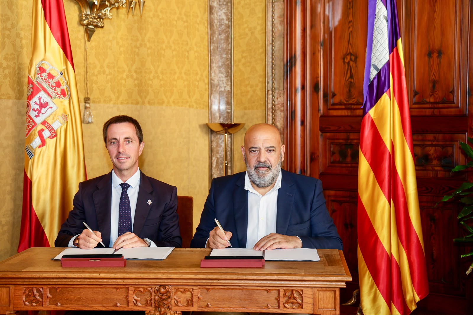 Firma del protocolo entre el Consell de Mallorca y el Ayuntamiento de Palma para la cesión de unos terrenos en Cala Major para hacer un nuevo espacio verde.