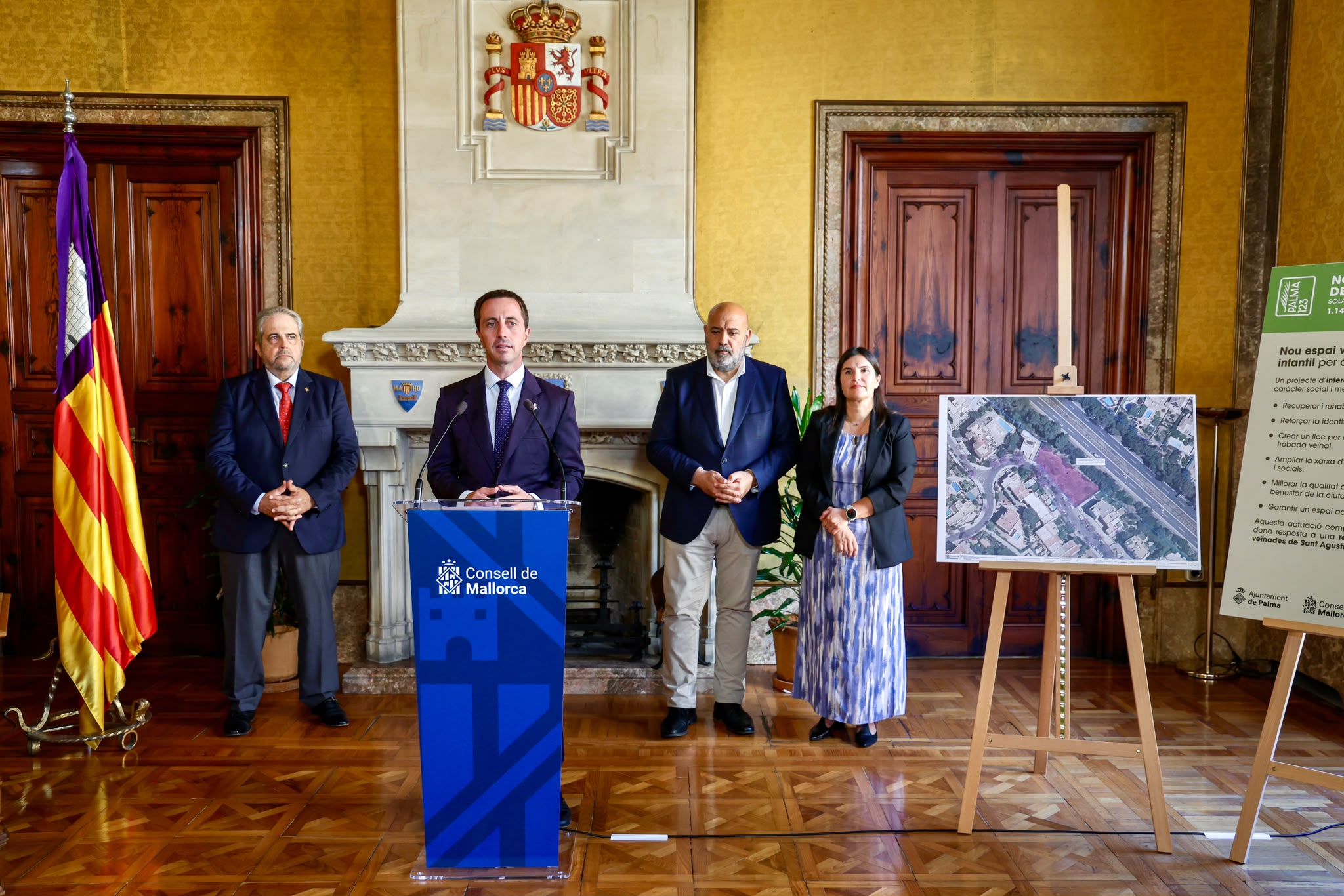Firma del protocolo entre el Consell de Mallorca y el Ayuntamiento de Palma para la cesión de unos terrenos en Cala Major para hacer un nuevo espacio verde.