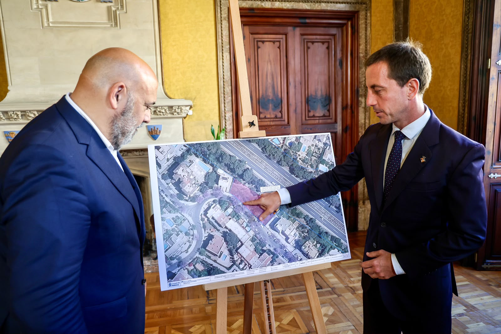 Firma del protocolo entre el Consell de Mallorca y el Ayuntamiento de Palma para la cesión de unos terrenos en Cala Major para hacer un nuevo espacio verde.