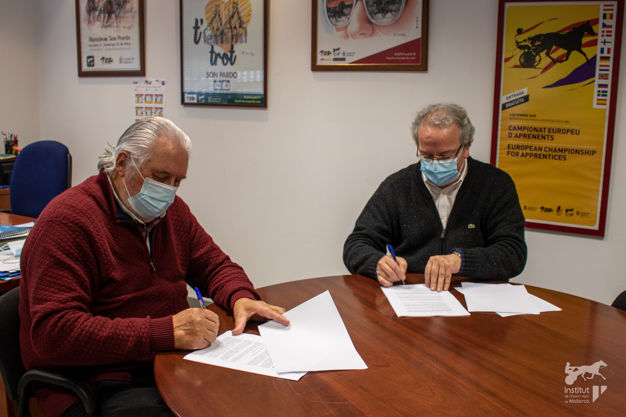 Signatura del conveni de la subvenció 2021 entre el president de l'IEHM, Lluís Socias, i el president de la FBT, Juan Llabata.