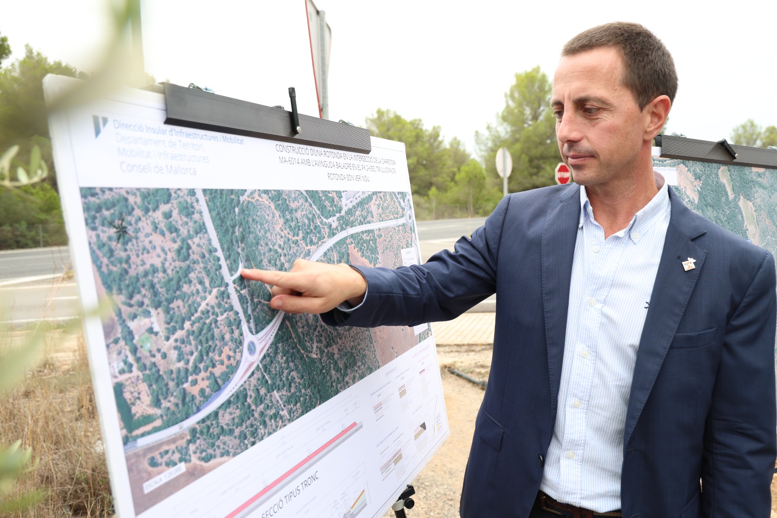 El presidente Galmés ante los paneles del proyecto
